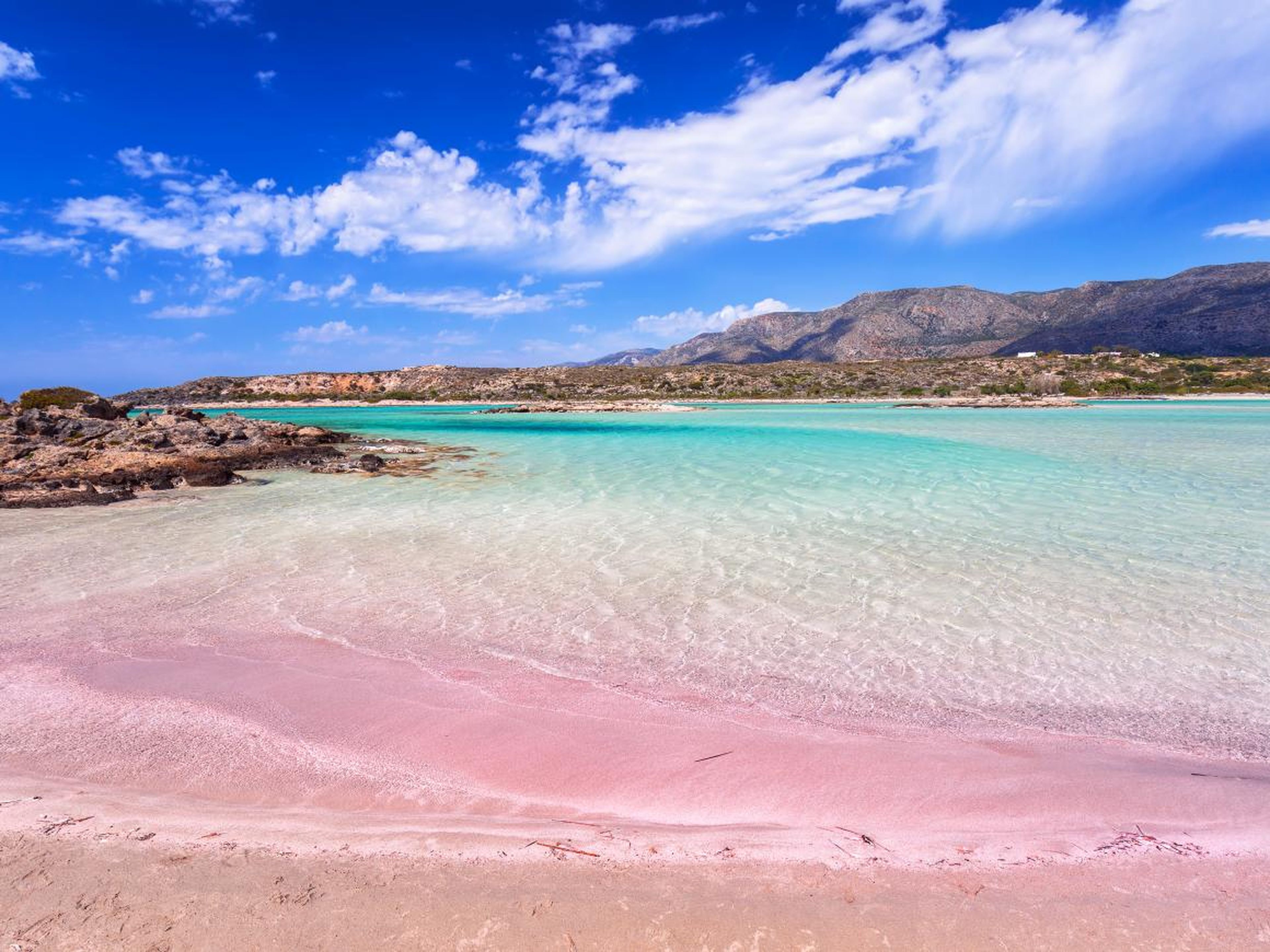 Elafonissi es conocida por su arena rosa.