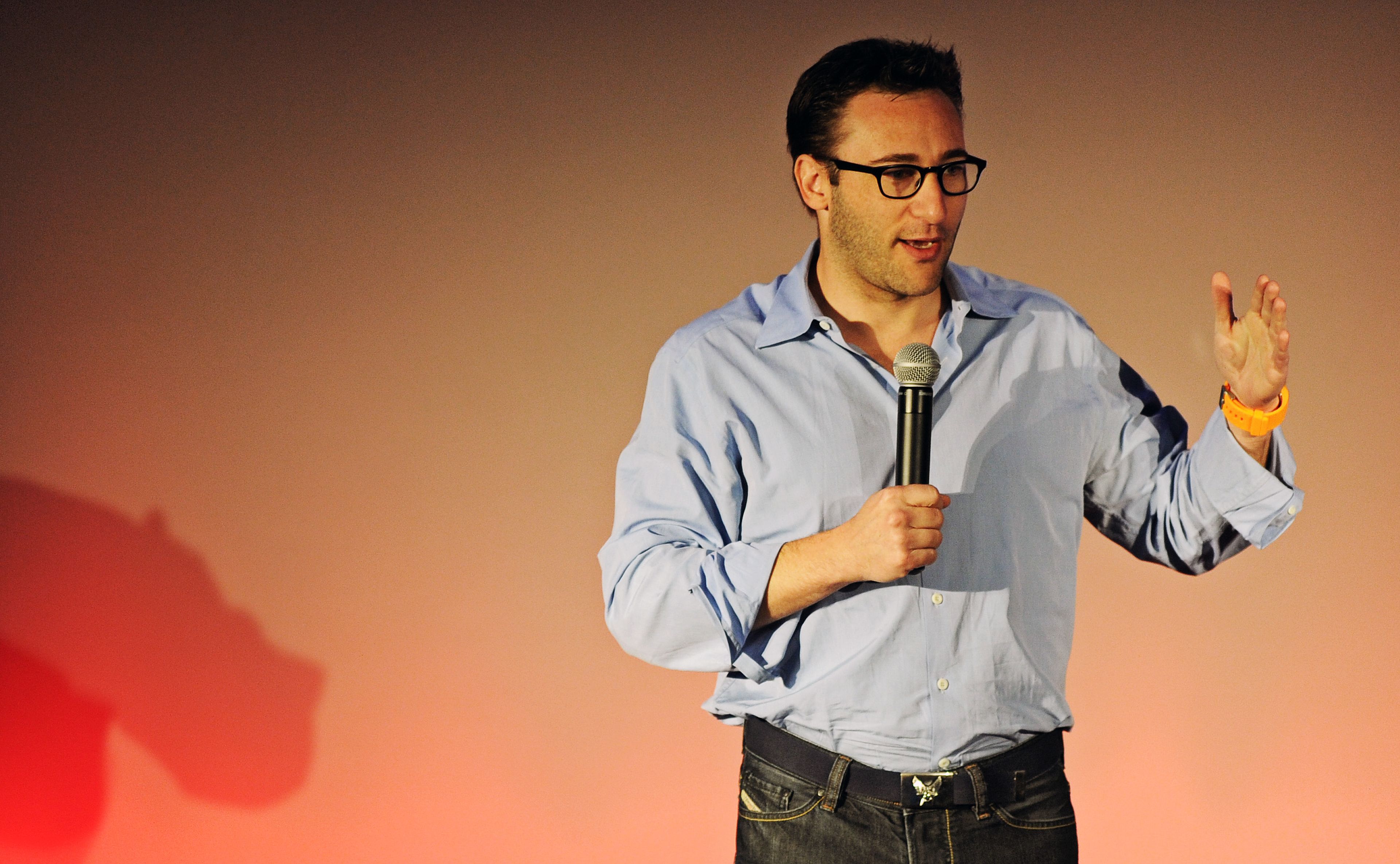 Simon Sinek, escritor y conocido orador de TED Talks.