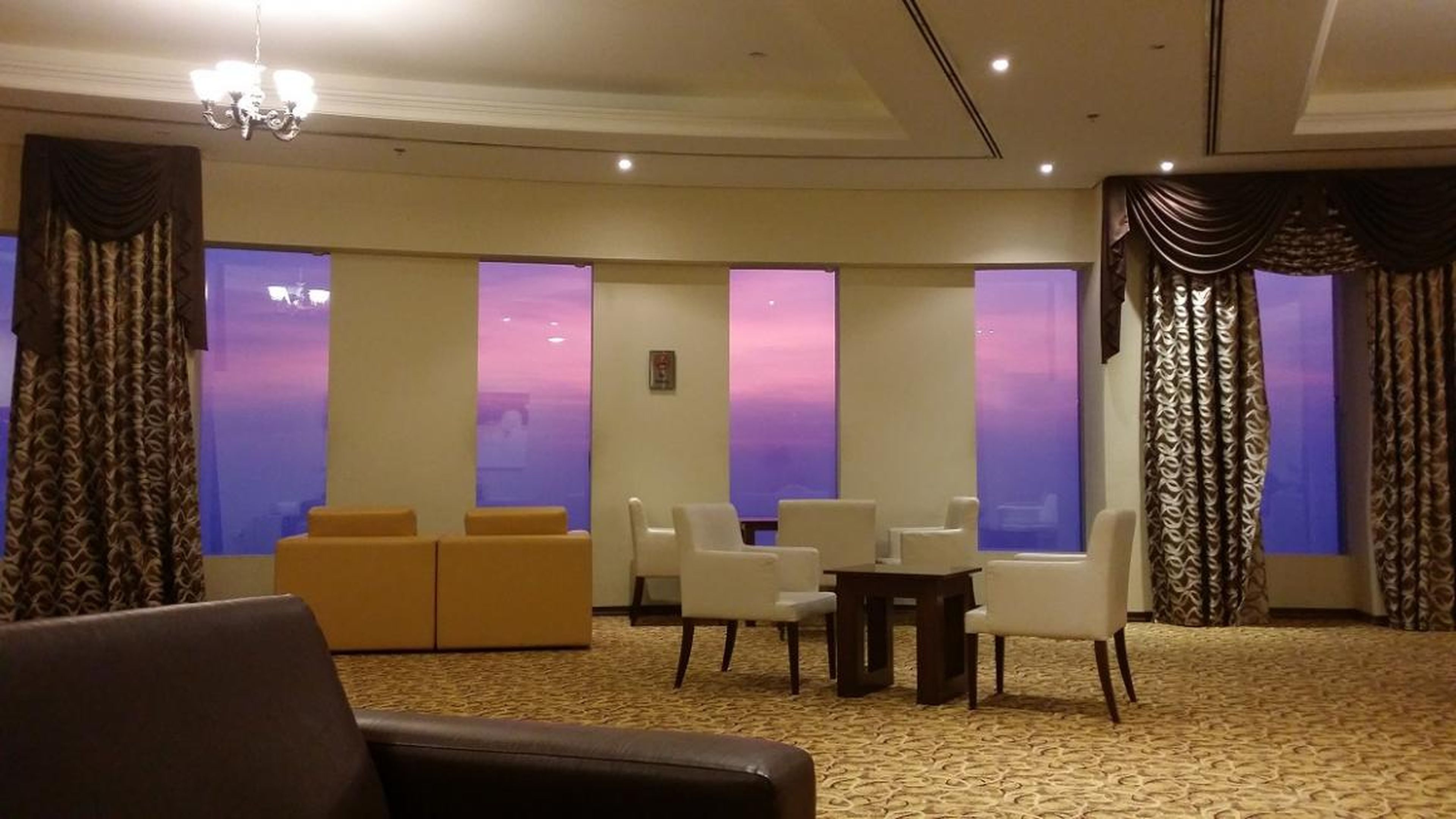 Puesta de sol vista desde el piso 97 'sky lounge' de la Princess Tower de Dubai.