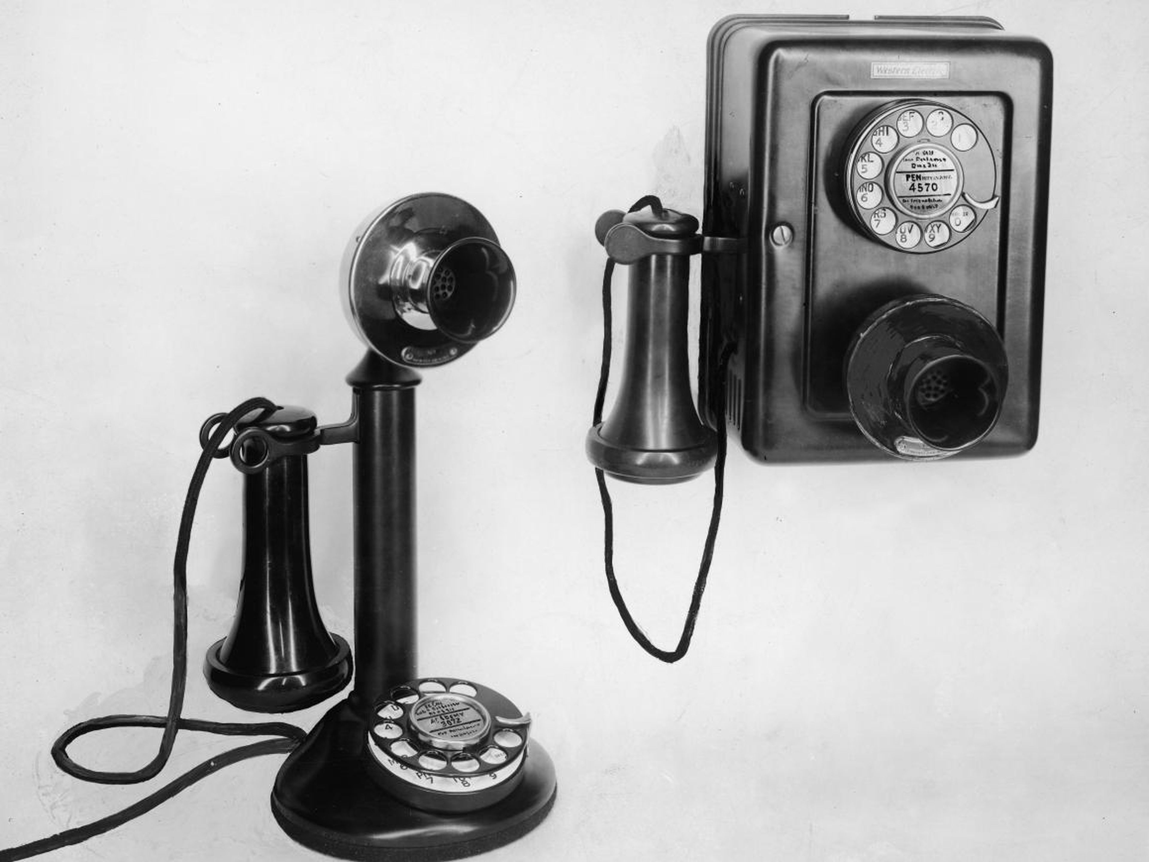 Dos teléfonos rotativos de la década de 1920.