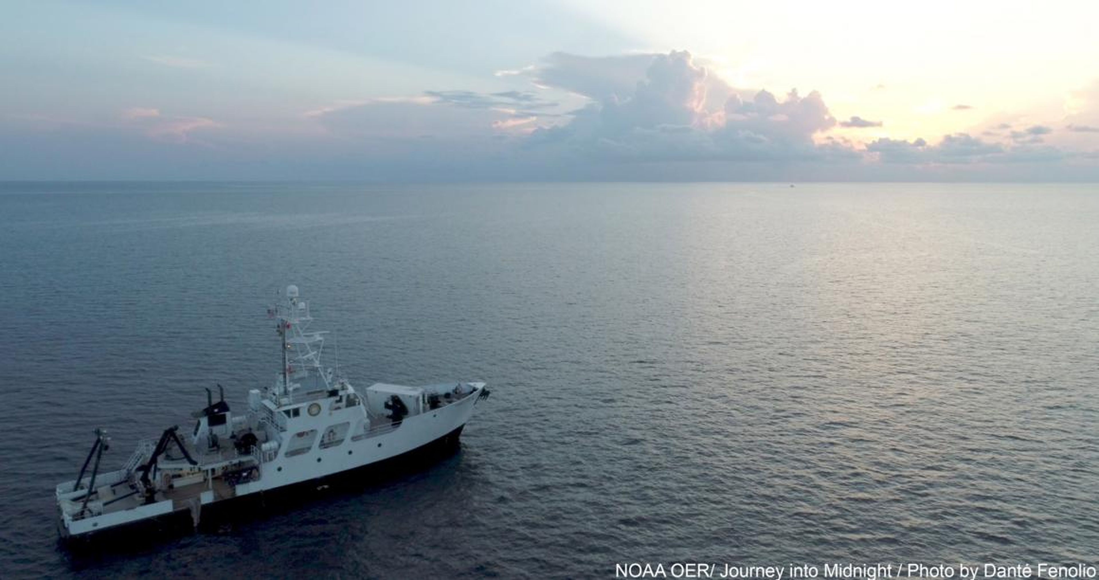 El buque de caza de calamares de la NOAA R/V Point Sur, regresando a casa.