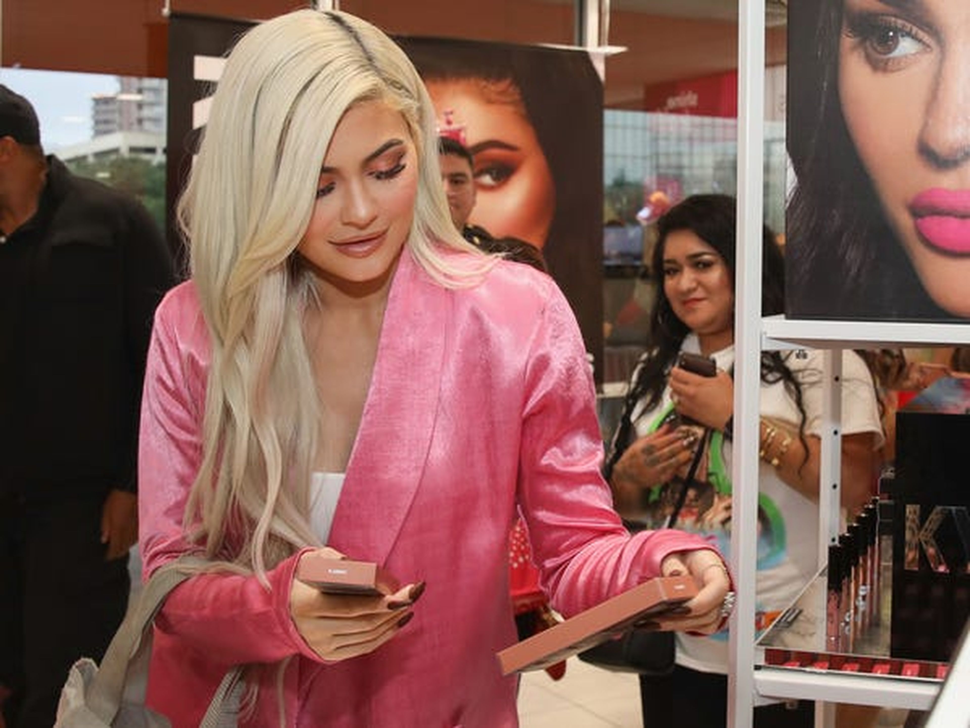 Kylie Jenner visita Houston Ulta Beauty para promocionar el lanzamiento exclusivo de Kylie Cosmetics con la tienda de belleza.