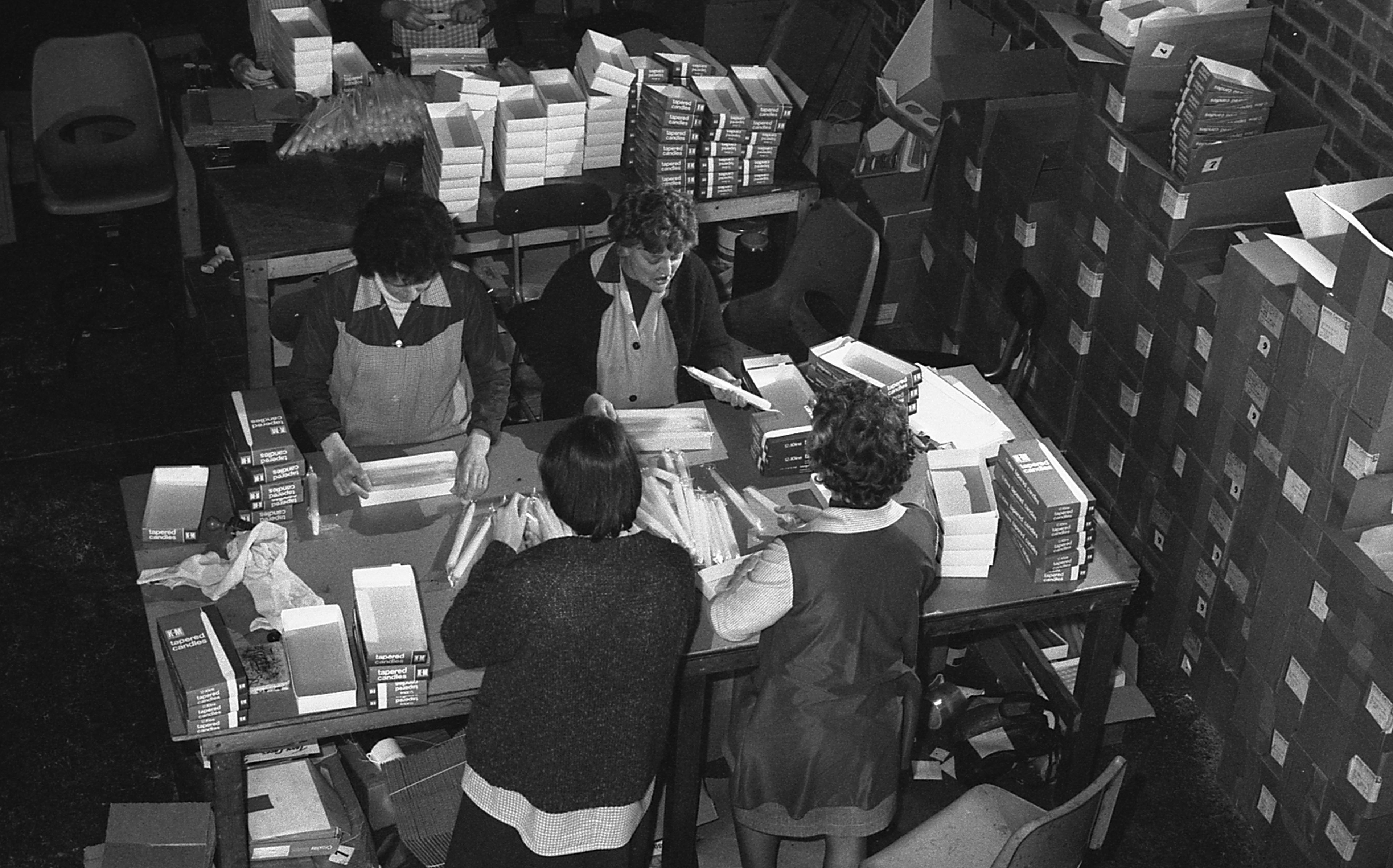 Trabajadoras en una fábrica de velas en Reino Unido en 1974