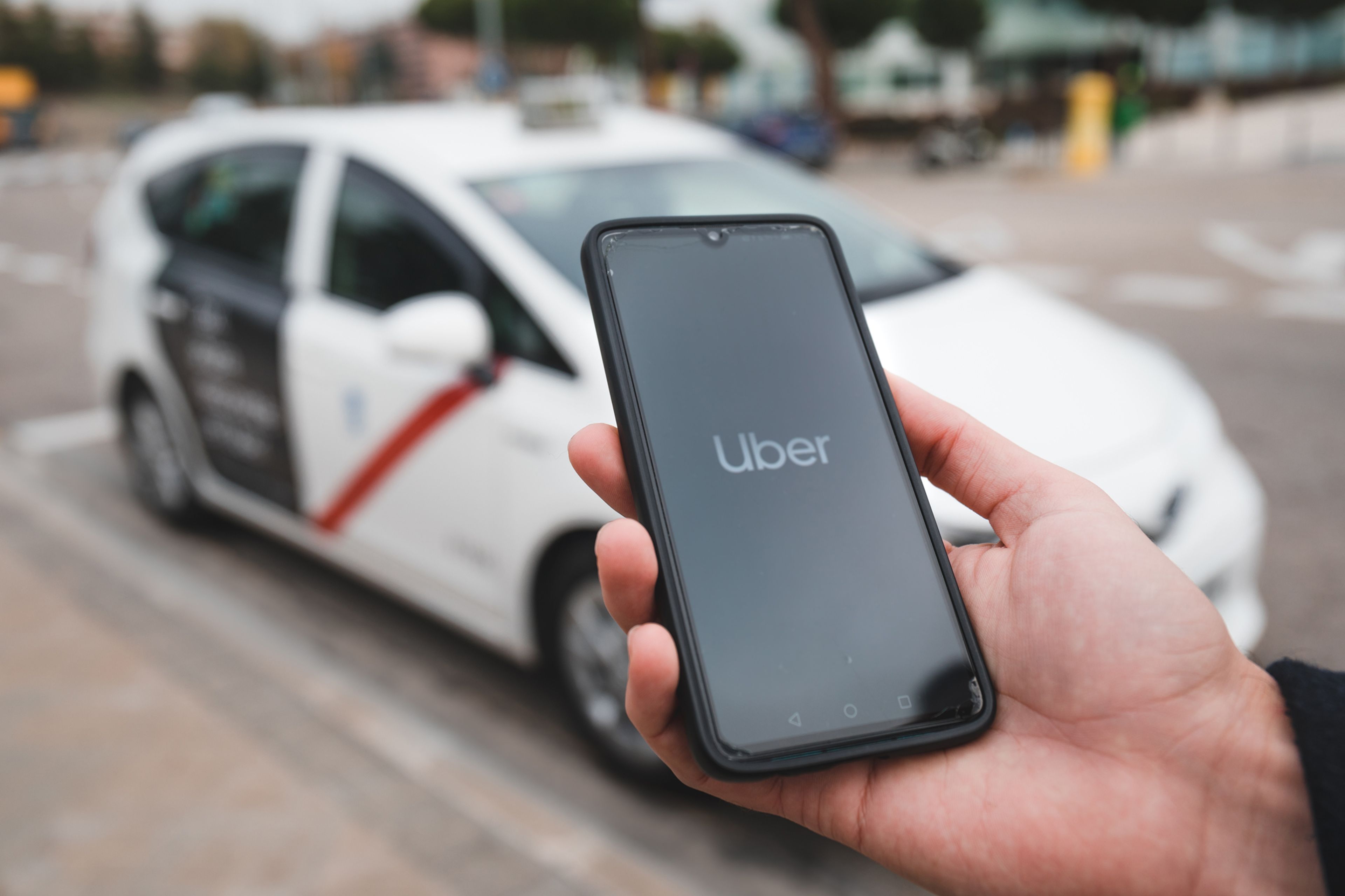 Uber integra a los taxis en su app.
