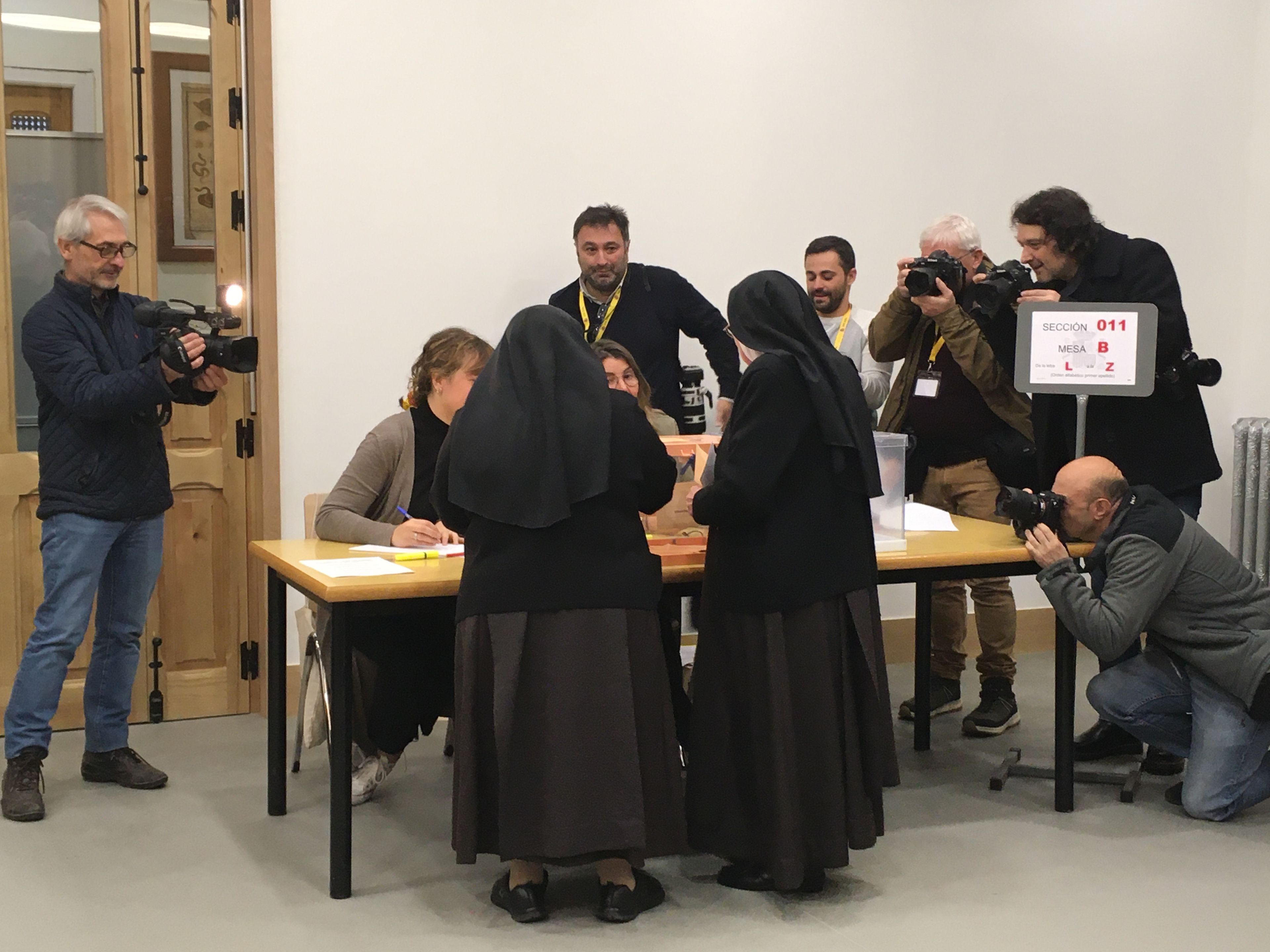 Unas monjas votan en el Colegio de nuestra señora del Pilar