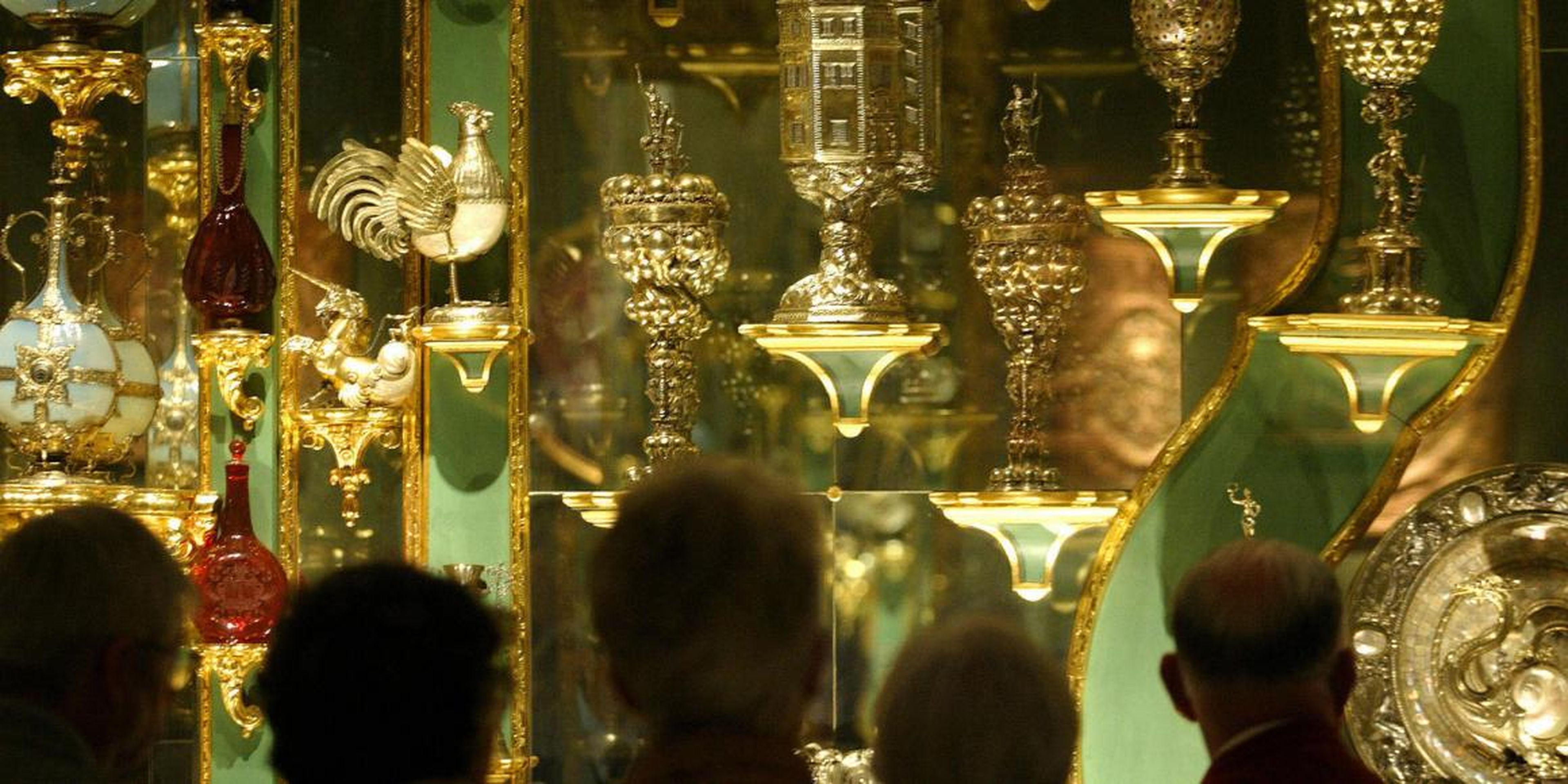 Los visitantes observan los tesoros de la colección de la Bóveda Verde del Museo del Palacio de Dresde.