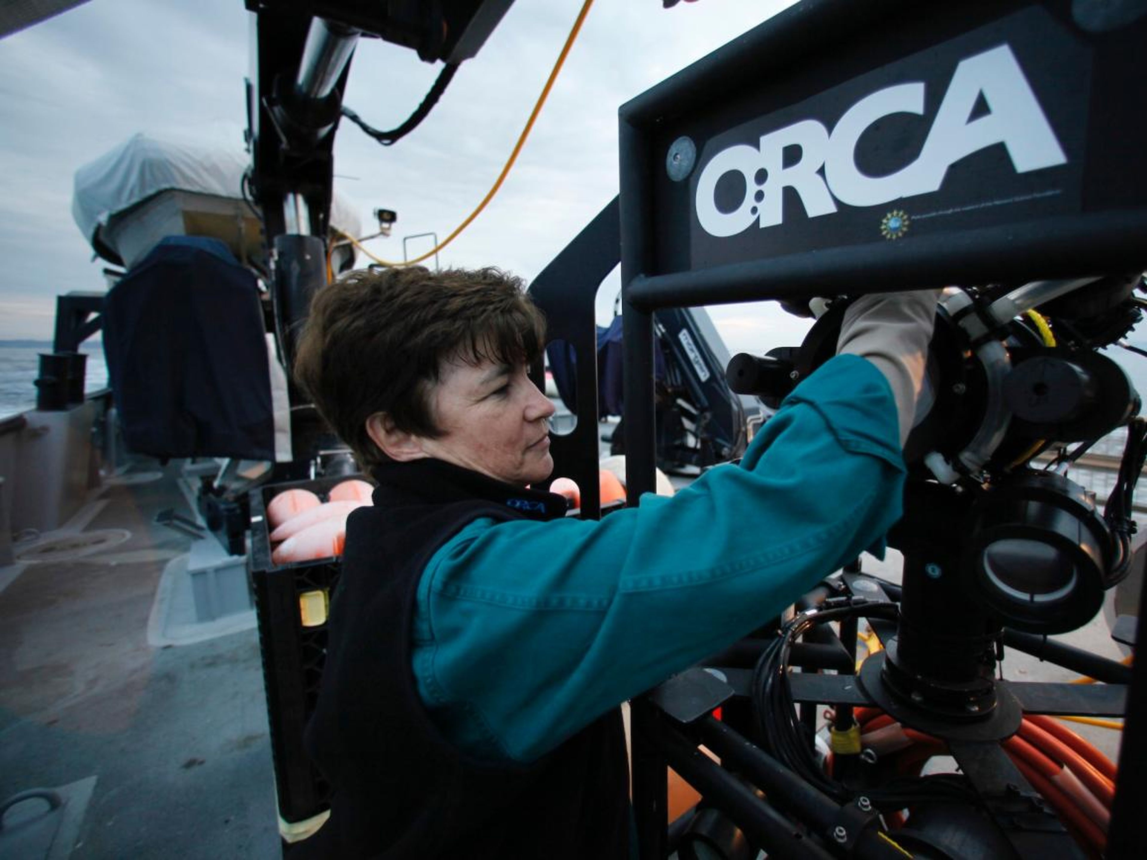 La científica marina Edith Widder inspecciona una cámara de video Eye-in-the-Sea" a bordo del buque de investigación Vessel Point Lobos.