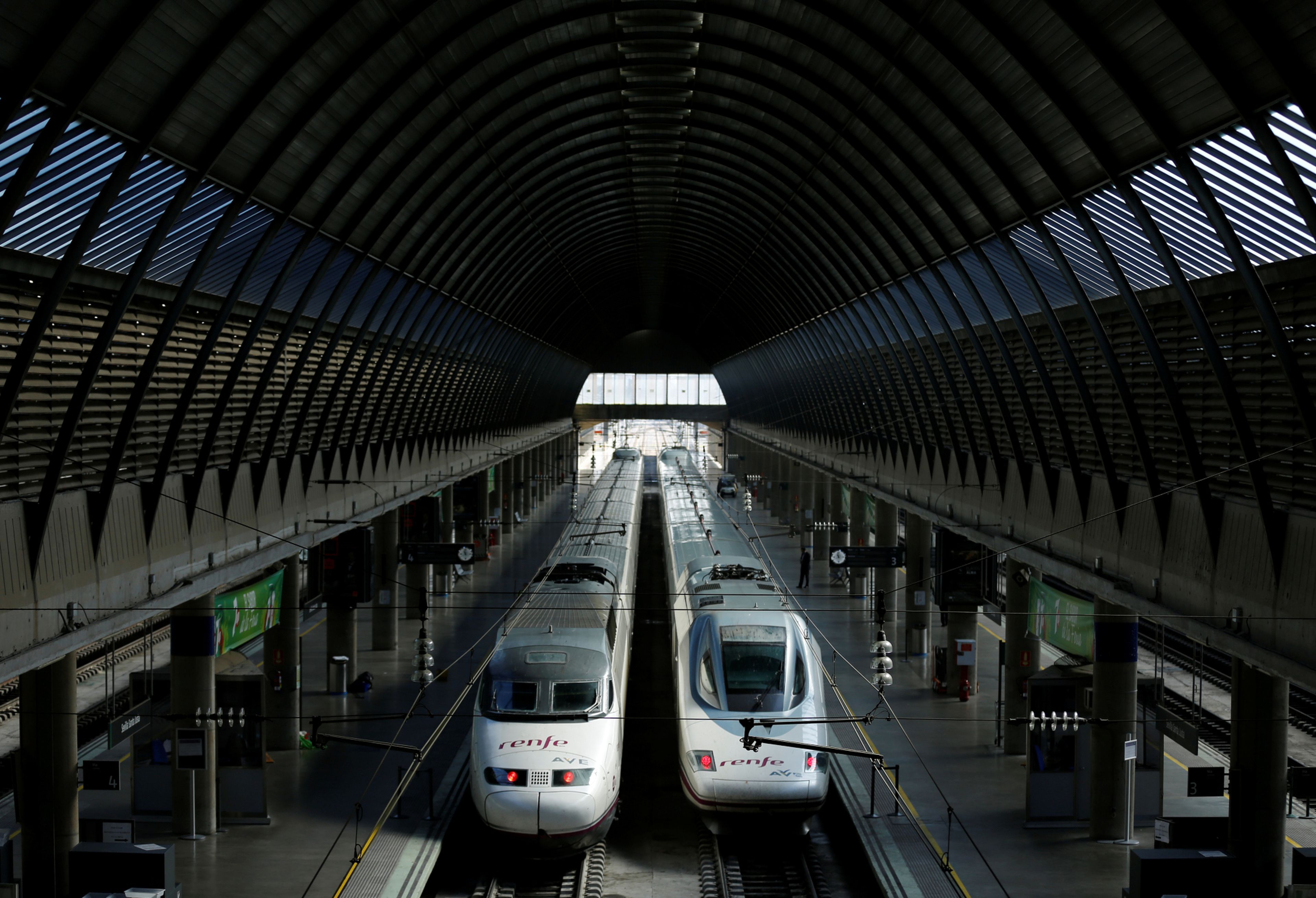 2 trenes de AVE en la estación de Sevilla