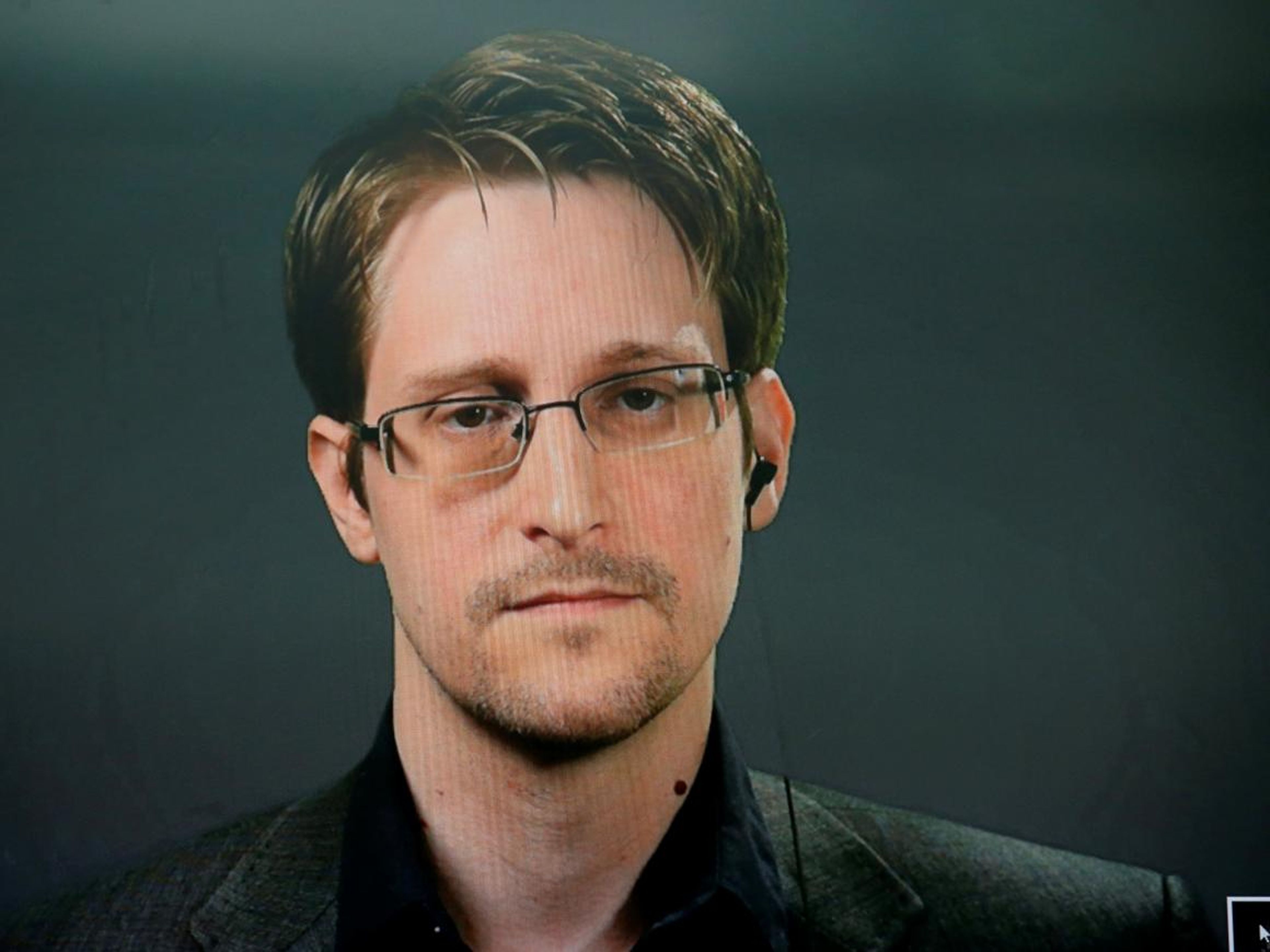 FOTO DE ARCHIVO: Edward Snowden habla en un vídeo durante una conferencia de prensa en Nueva York.
