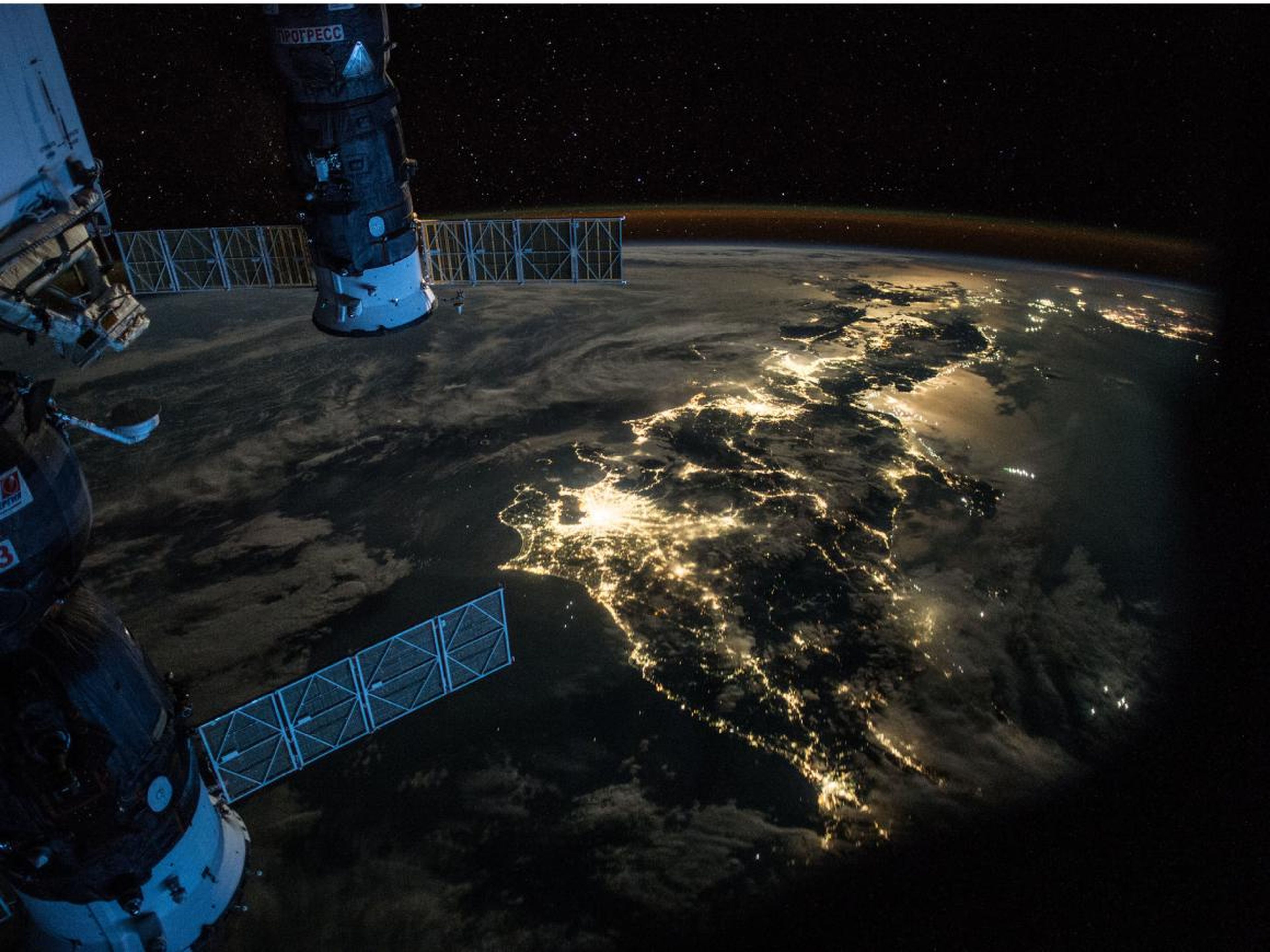 Scott Kelly publicó esta foto en Twitter el 25 de julio de 2015 con el subtítulo: "#BuenasNoches "Japon. Mostrando a #Astro_Kimiya cómo tomar fotos de la #Tierra por la noche. #UnAñoEnElEspacio".