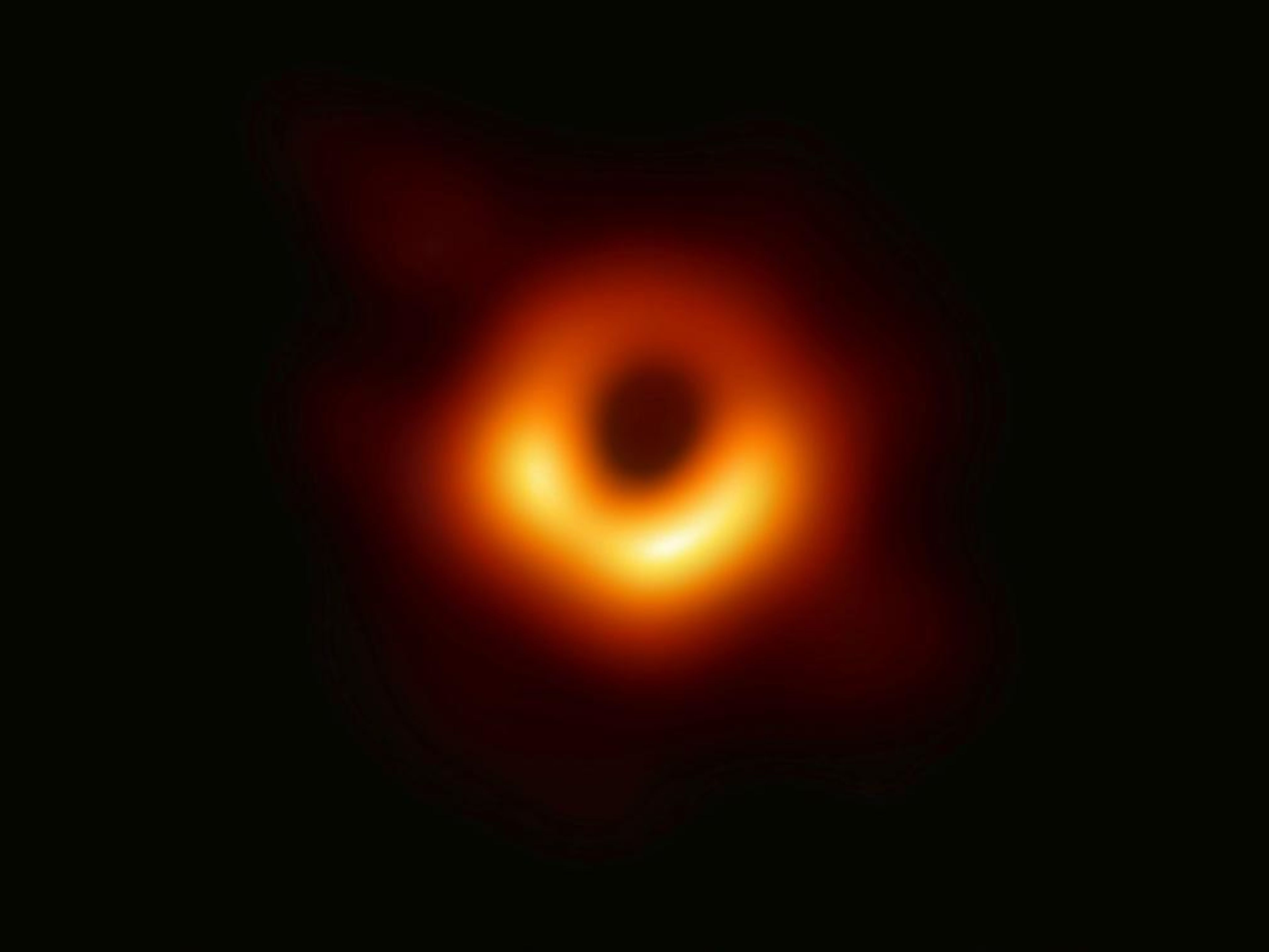La primera fotografía de un agujero negro supermasivo.