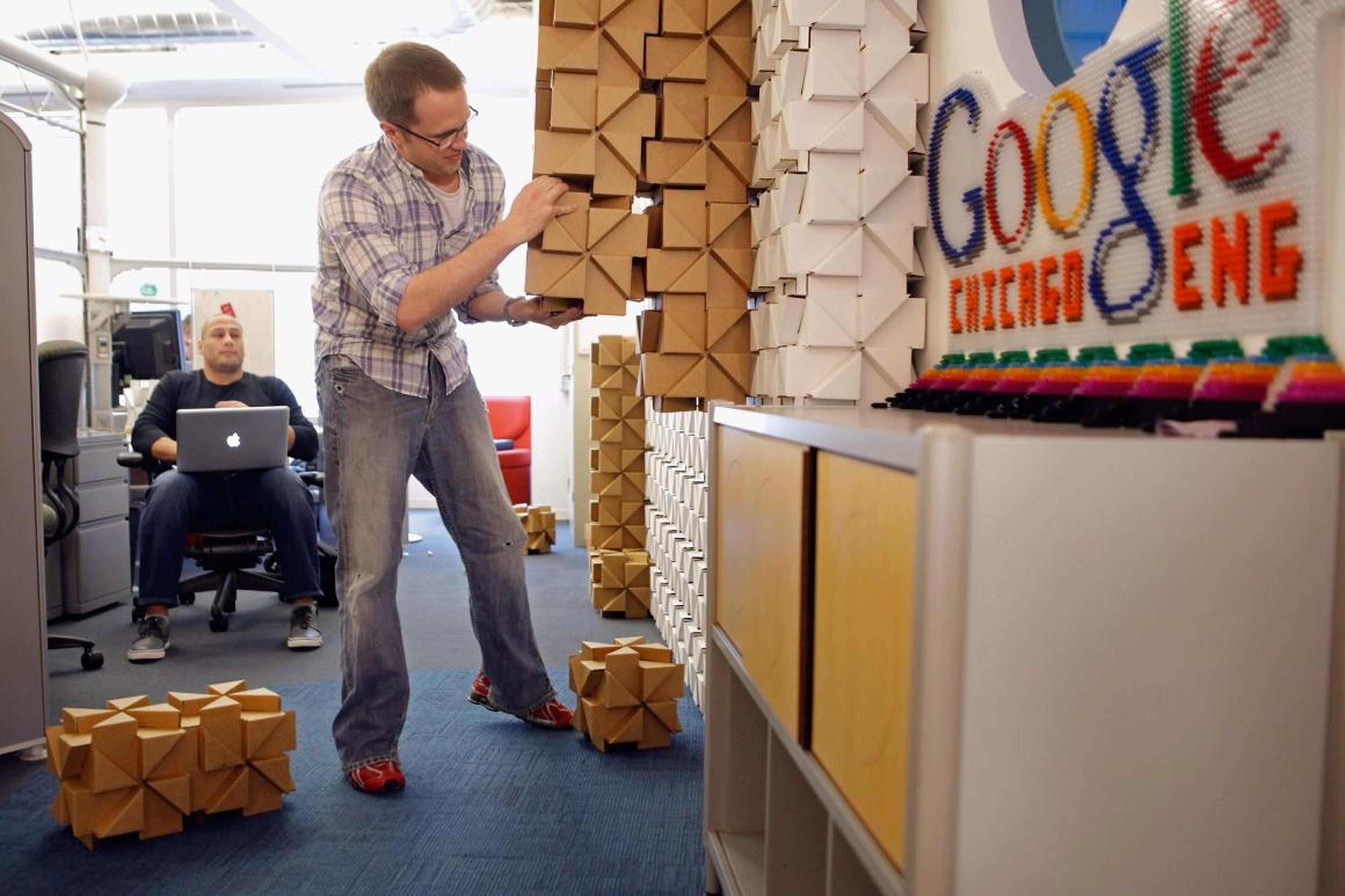 8. La oficina de Google en Chicago fue una vez un almacén frigorífico sin ventanas, y la renovación incluyó la adición de mucha luz natural.