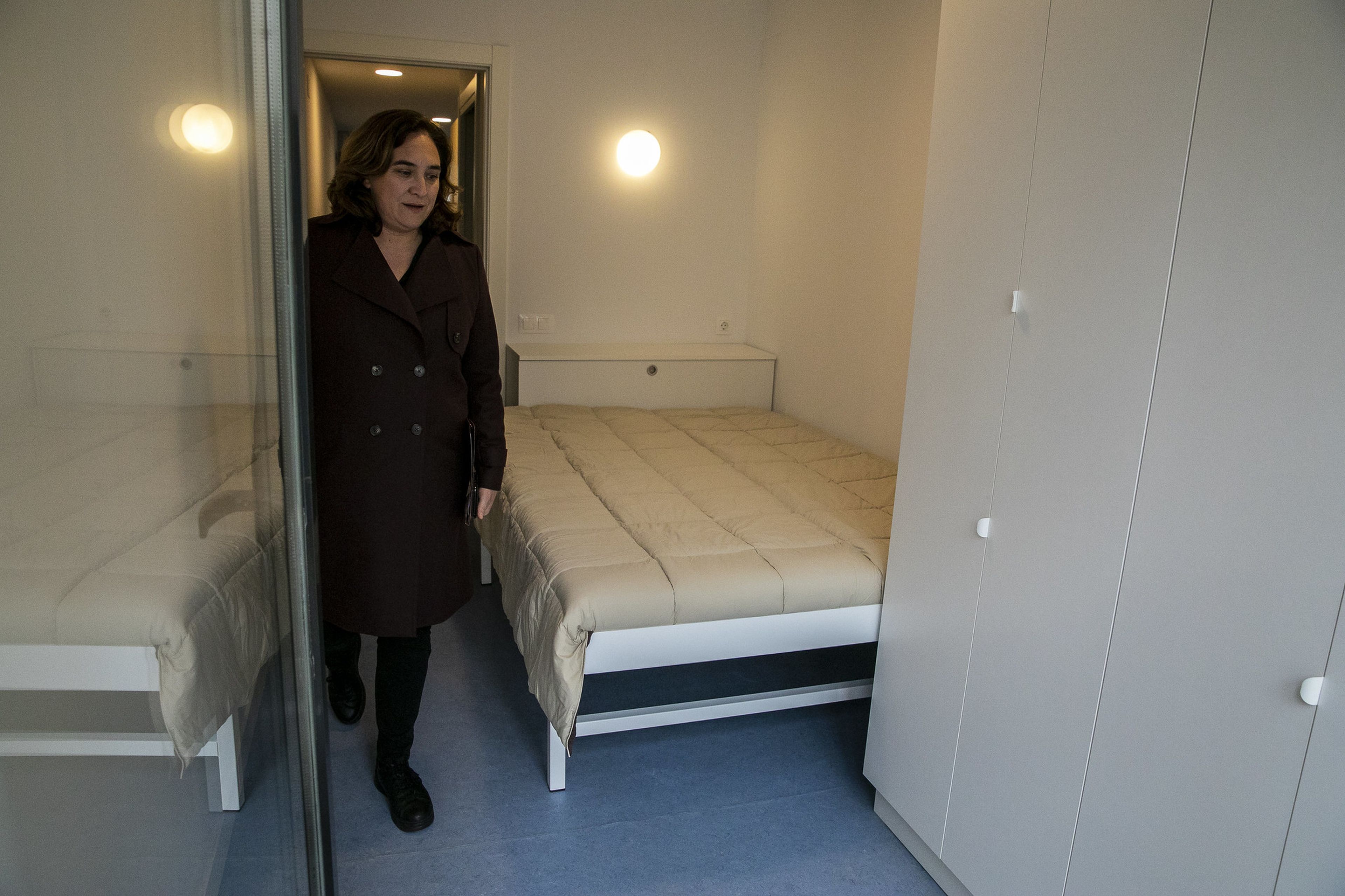 Ada Colau en una de las habitaciones de las casas del edificio de Alojamientos de Proximidad Provisionales (APROP).