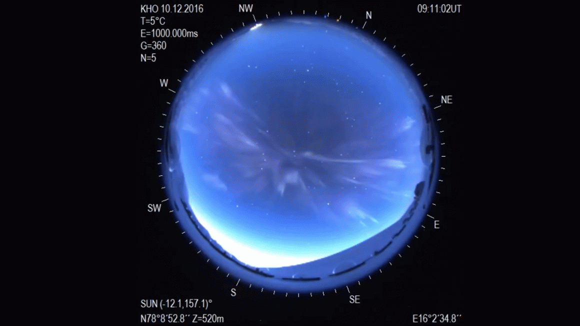 Las cámaras de todo el cielo ubicadas en Longyearbyen, Noruega, cerca del Círculo Polar Ártico, capturaron estas imágenes de una inusual aurora en espiral.