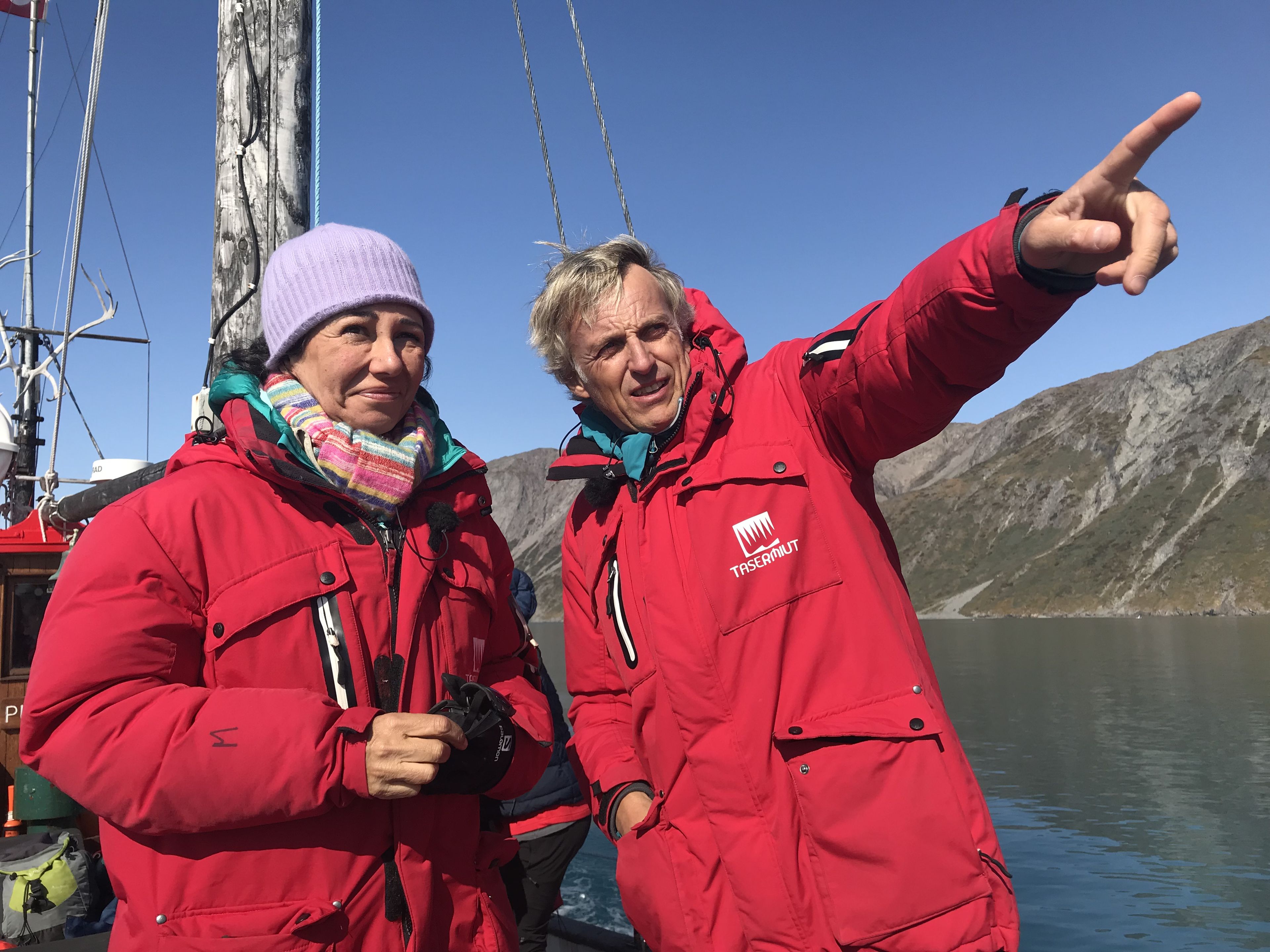 Ana Botín, presidenta de Santander, y el presentador Jesús Calleja en la grabación de su programa Planeta Calleja en Groenlandia.