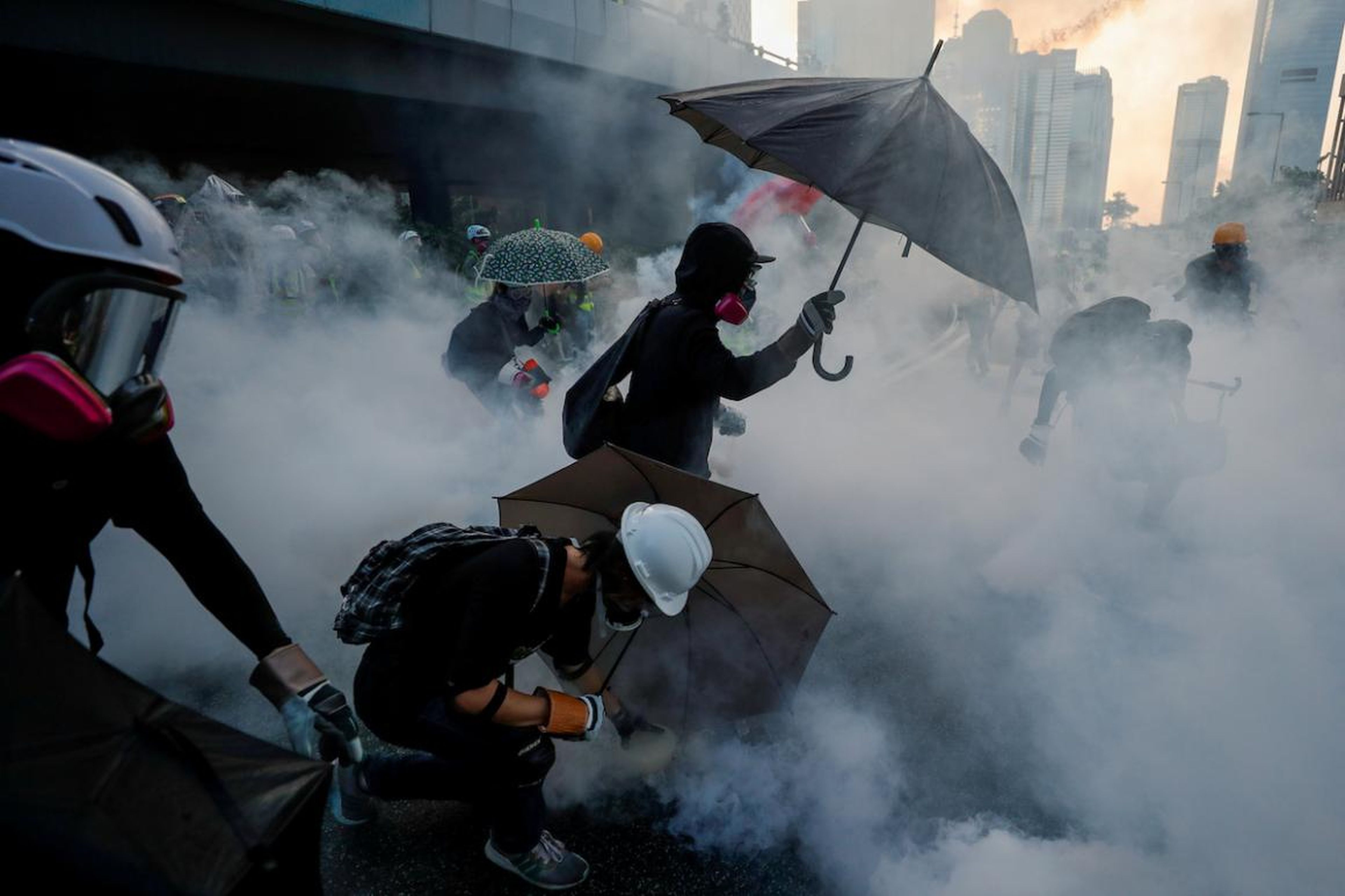 Los manifestantes se protegen con paraguas entre gases lacrimógenos durante una manifestación cerca del Complejo del Gobierno Central en Hong Kong el 15 de septiembre.