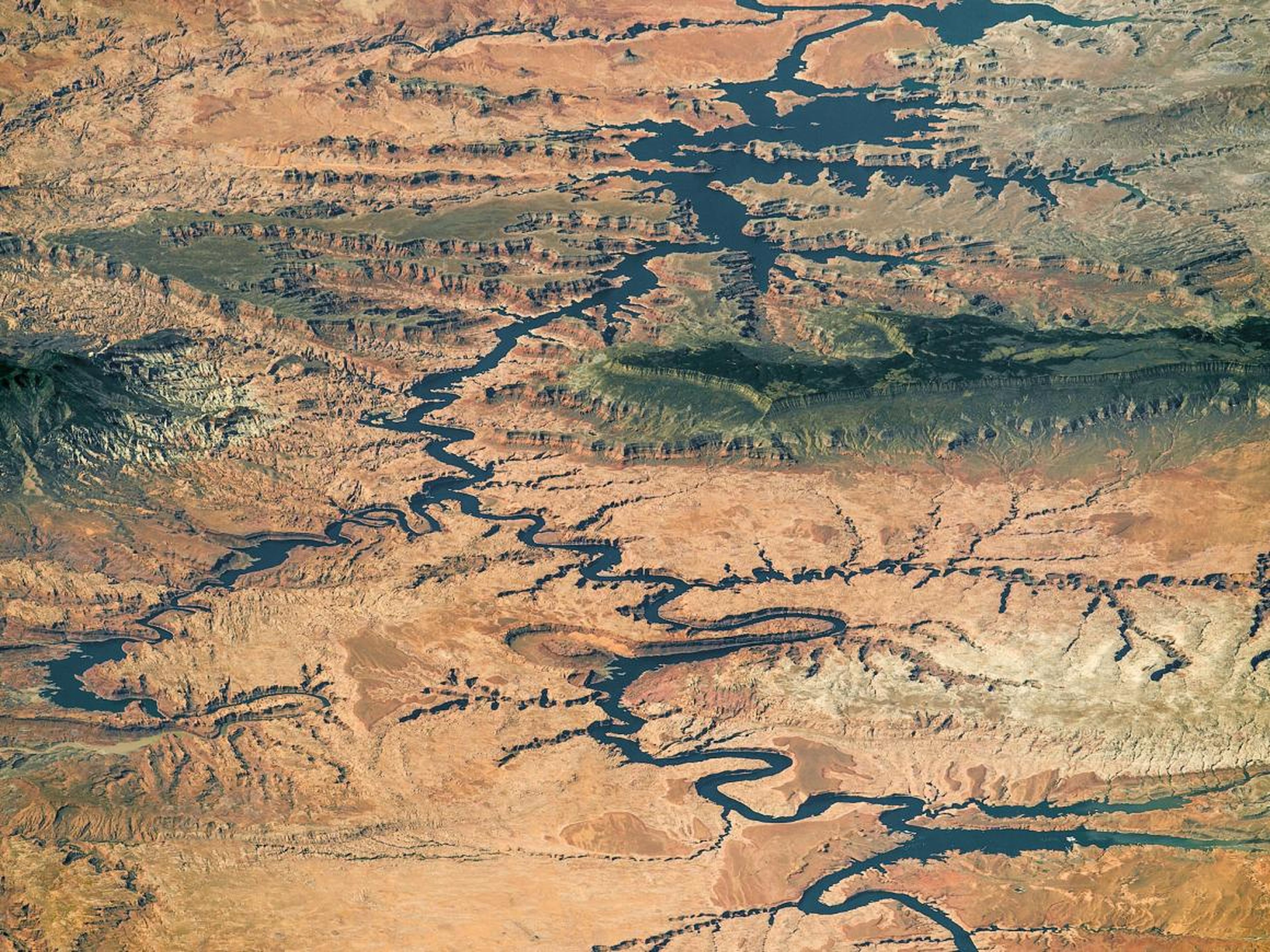 Gran parte del lago Powell, un embalse en el Río Colorado, en el Área de Recreación Nacional Glen Canyon y el Monumento Nacional Grand Staircase-Escalante. 6 de septiembre de 2016.