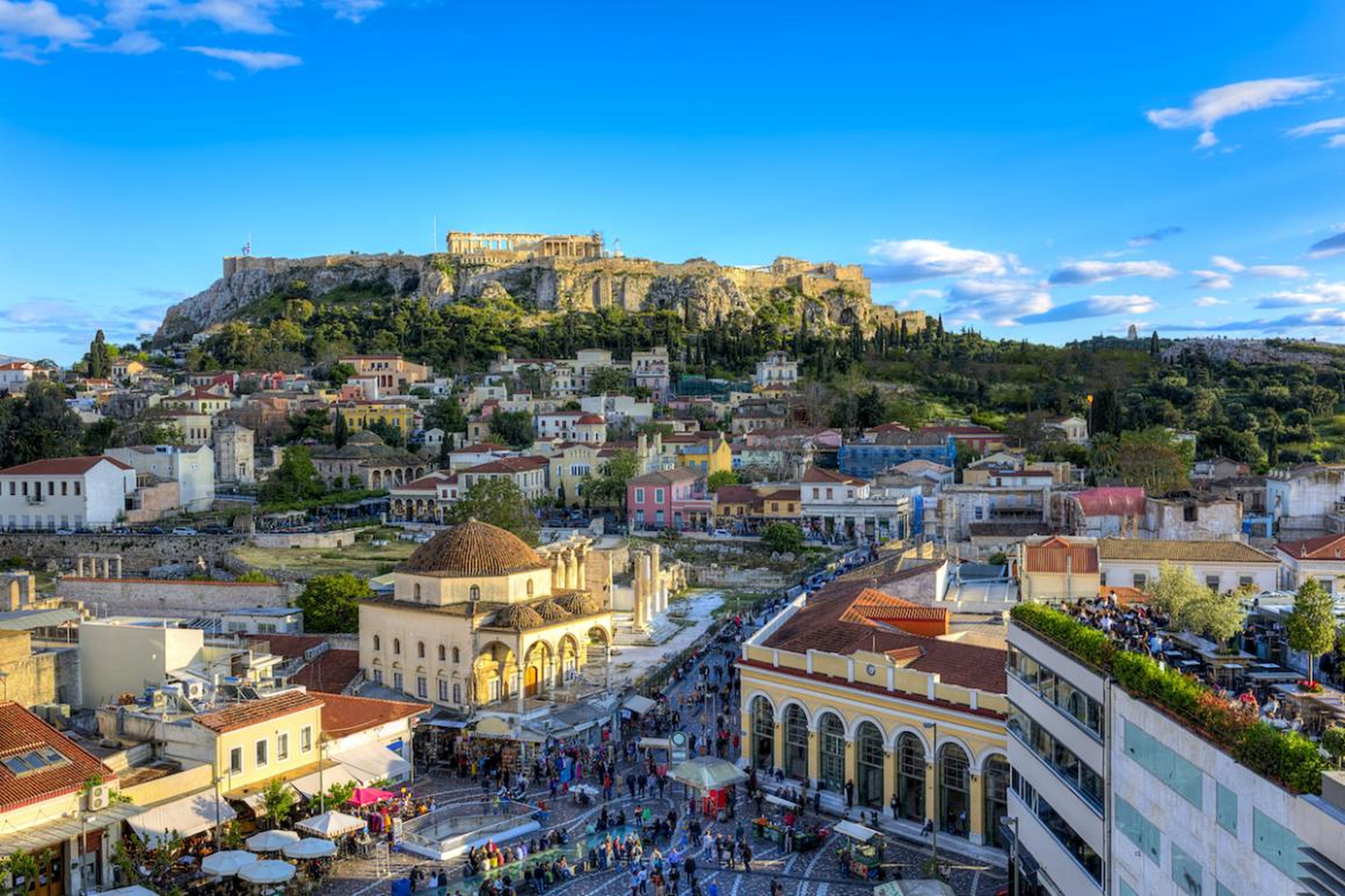 La Acrópolis se eleva sobre las creativas y energéticamente urbanas calles de la capital griega.