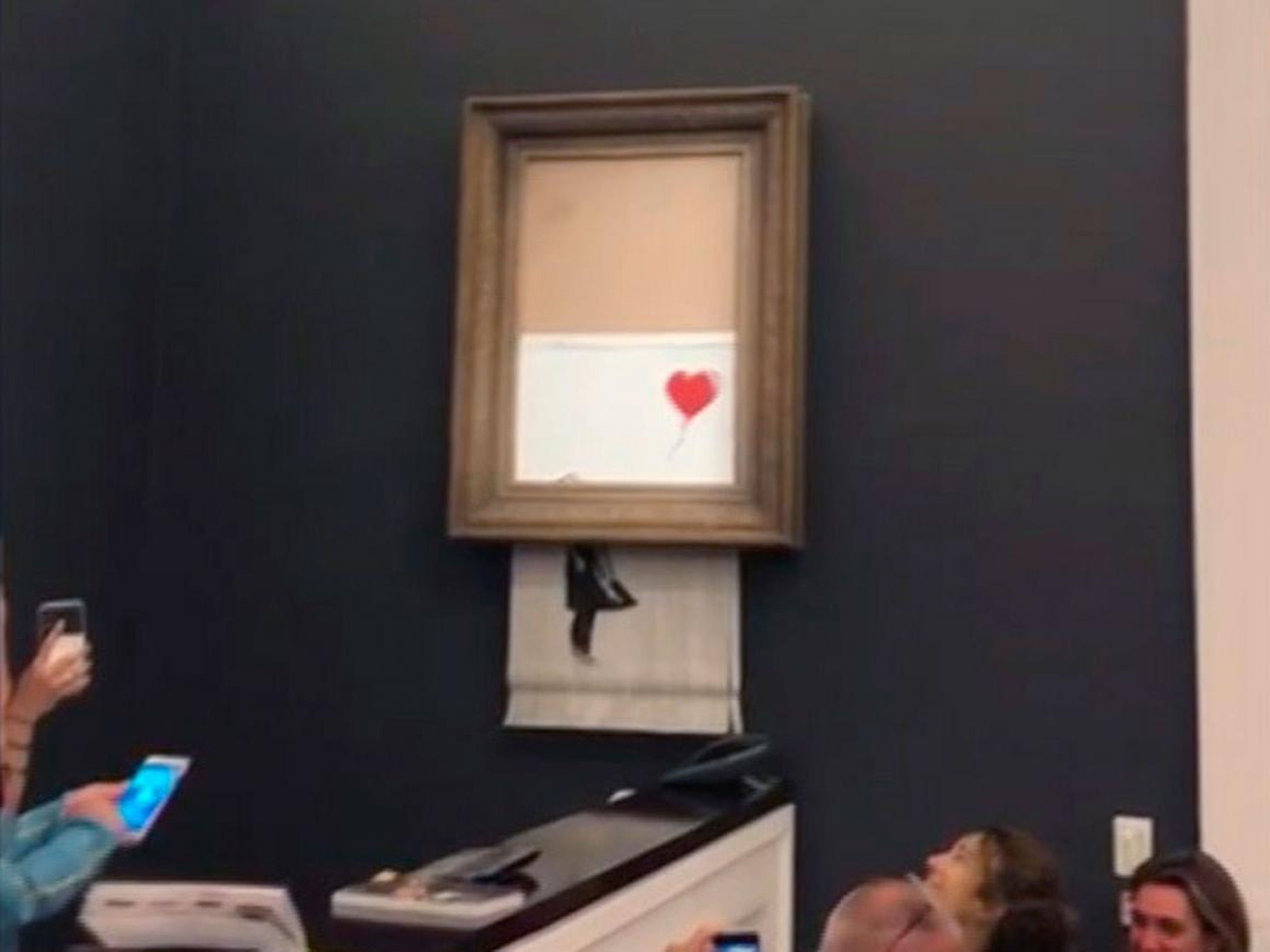 Una obra de arte de Banksy se autodestruye después de ser vendida en una subasta por 1,4 millones de dólares.