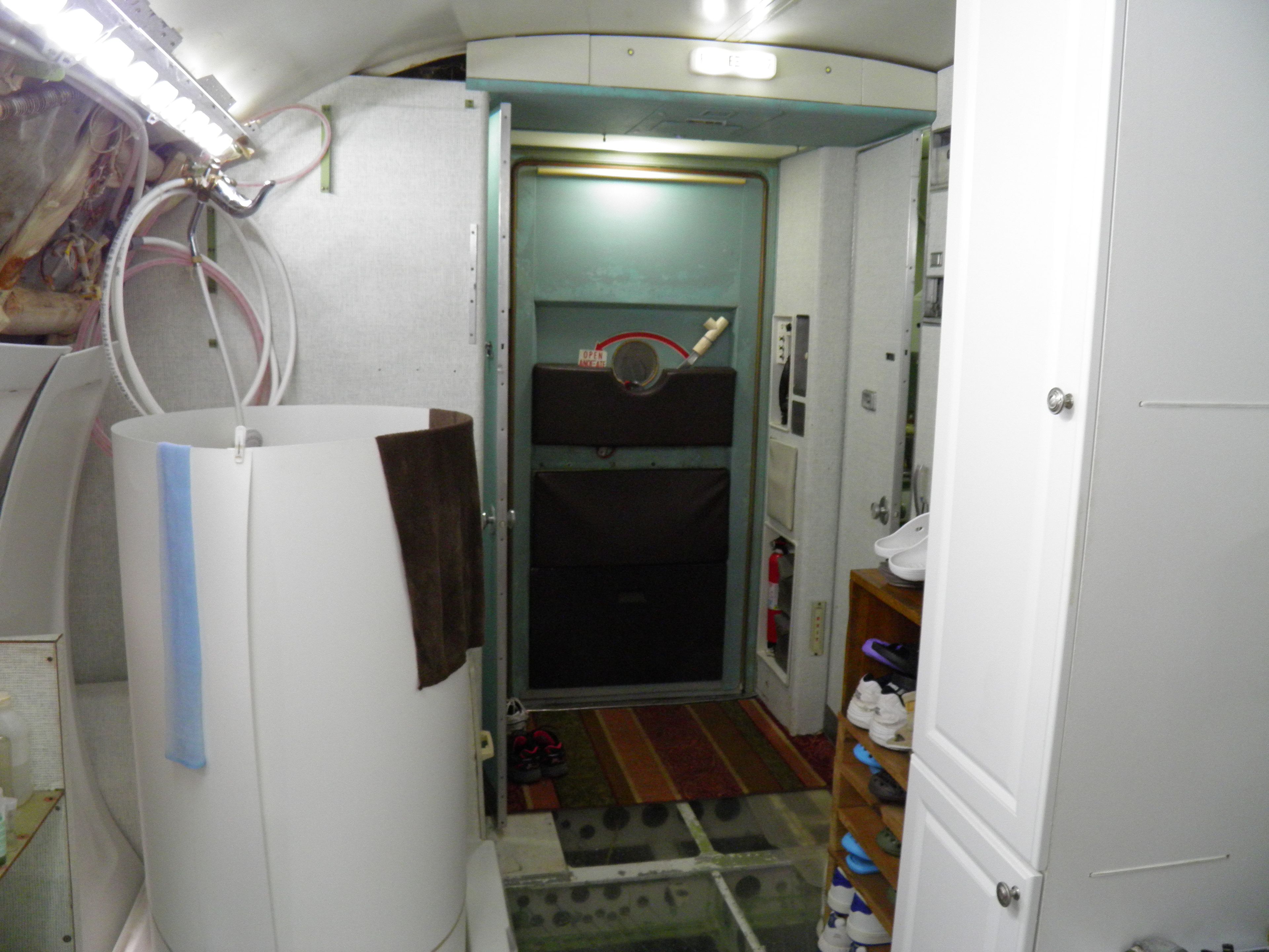 La estructura cilíndrica es la ducha que hay en el interrio del avión.