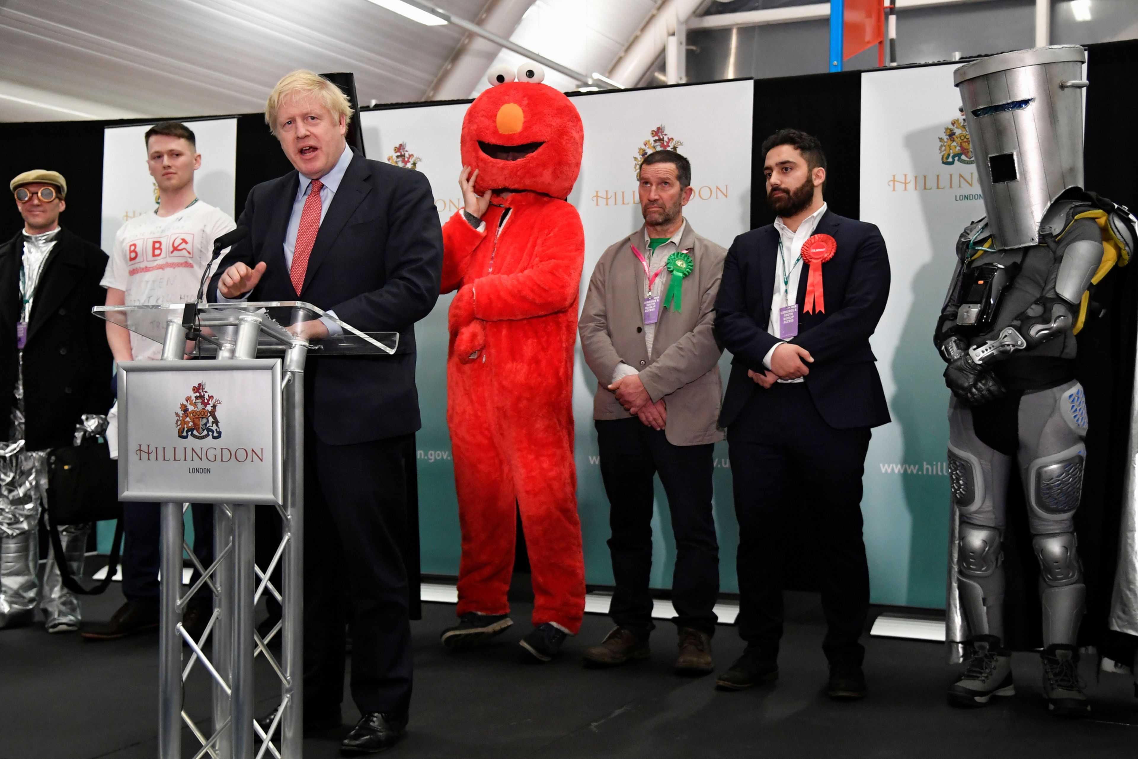 Boris Johnson, junto a Elmo y Count Binface