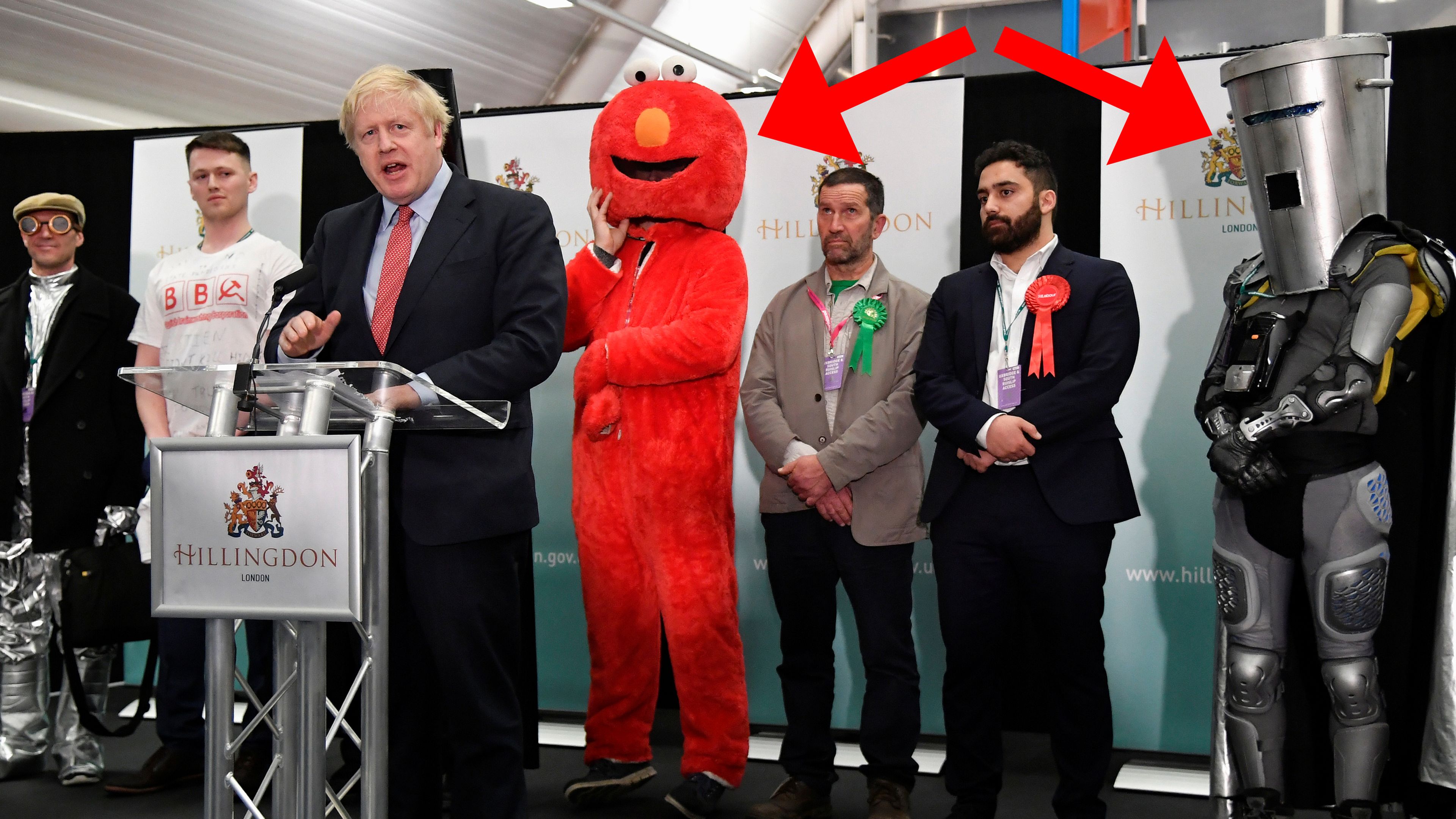 Boris Johnson, junto a Elmo y Count Binface.