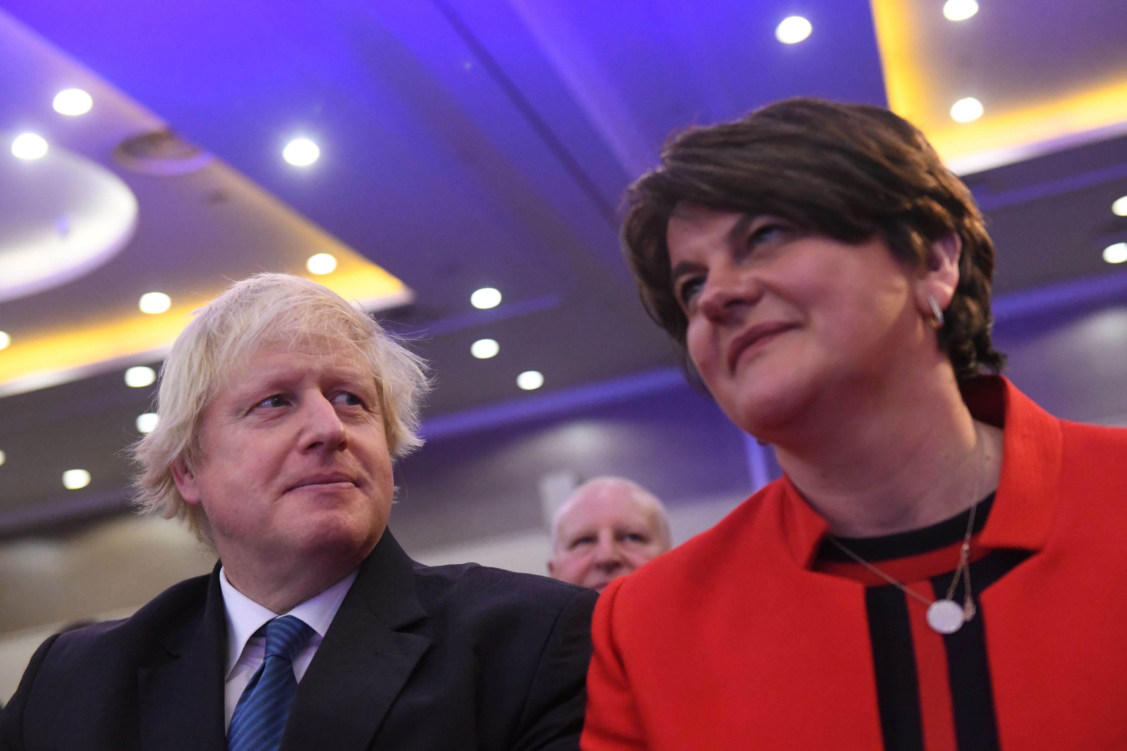 Boris Johnson y la líder del partido unionista DUP, Arlene Foster