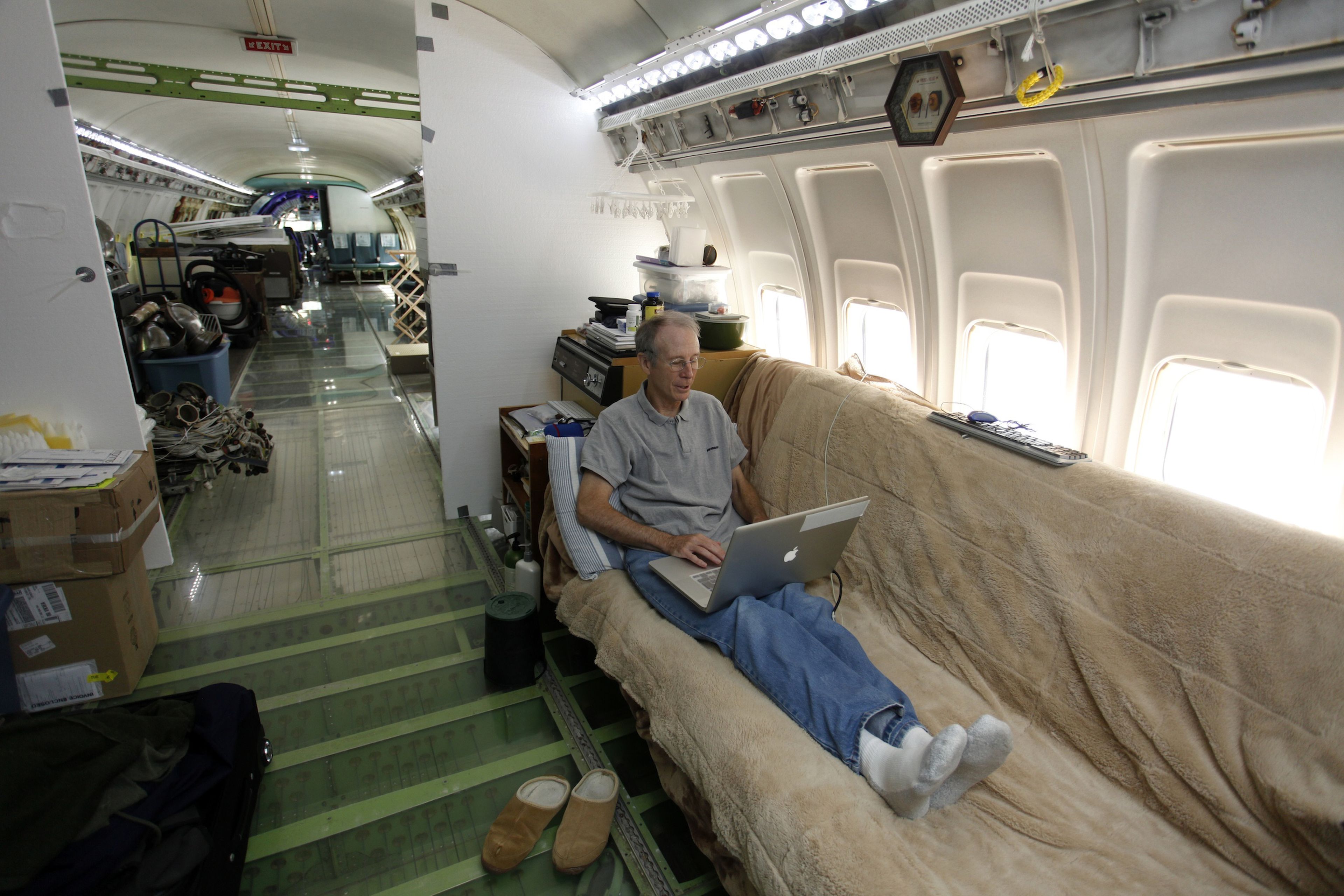 Bruce Campbell en su Boeing convertido en casa