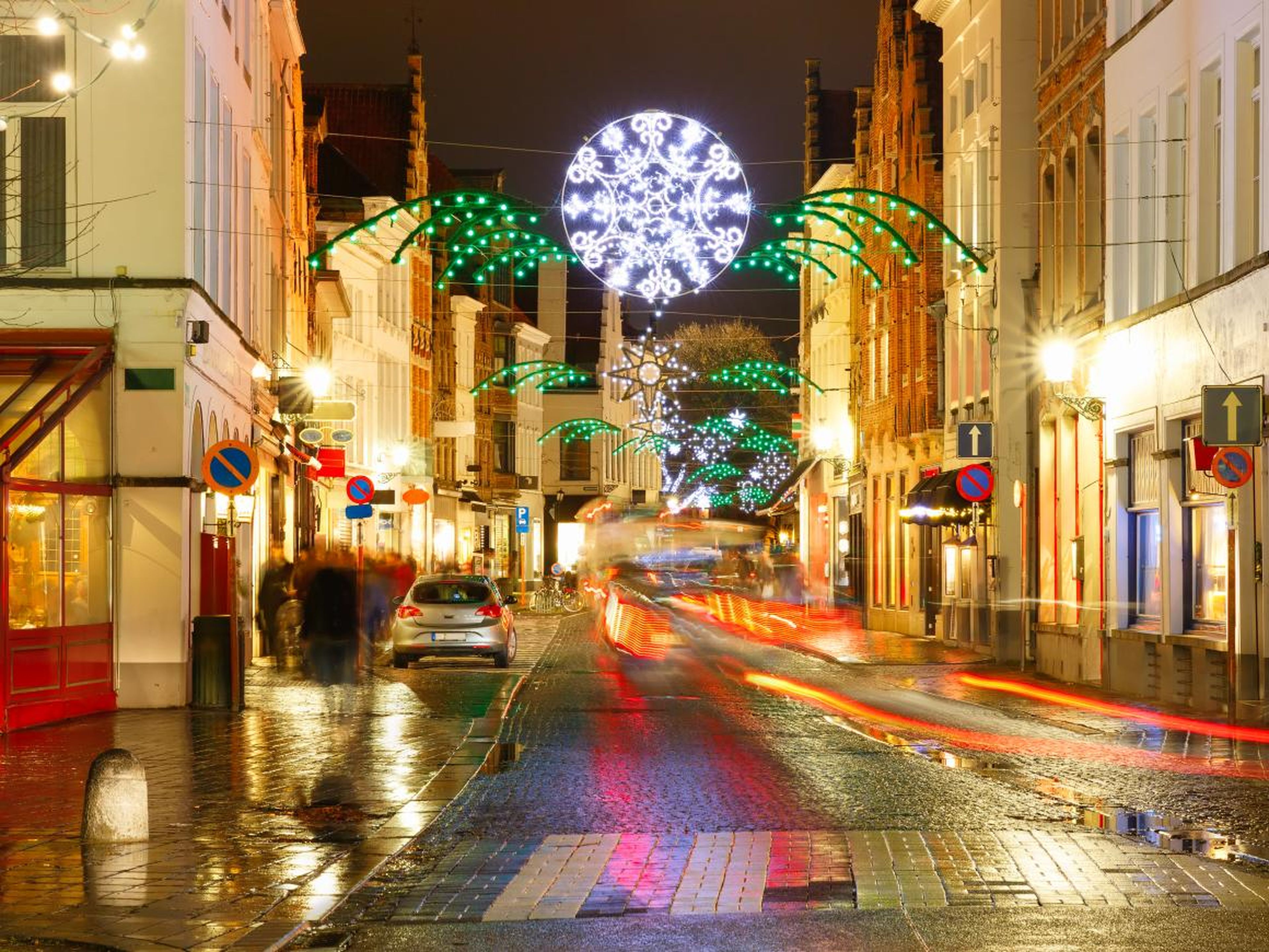 Una calle iluminada en Brujas, Bélgica.