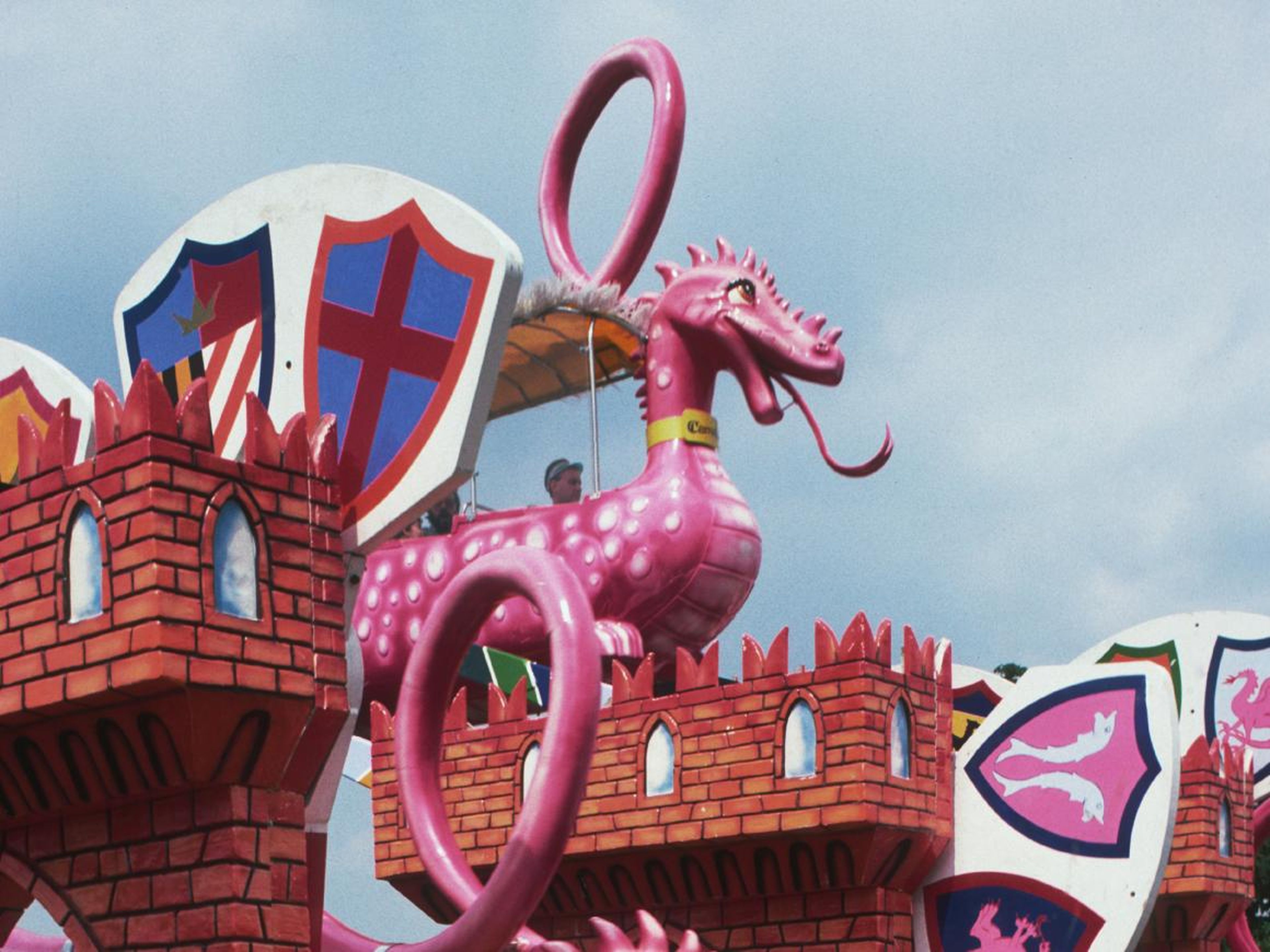 Los dragones rosados de Dragon Heights montan en el parque temático, fotografiado en 1987.