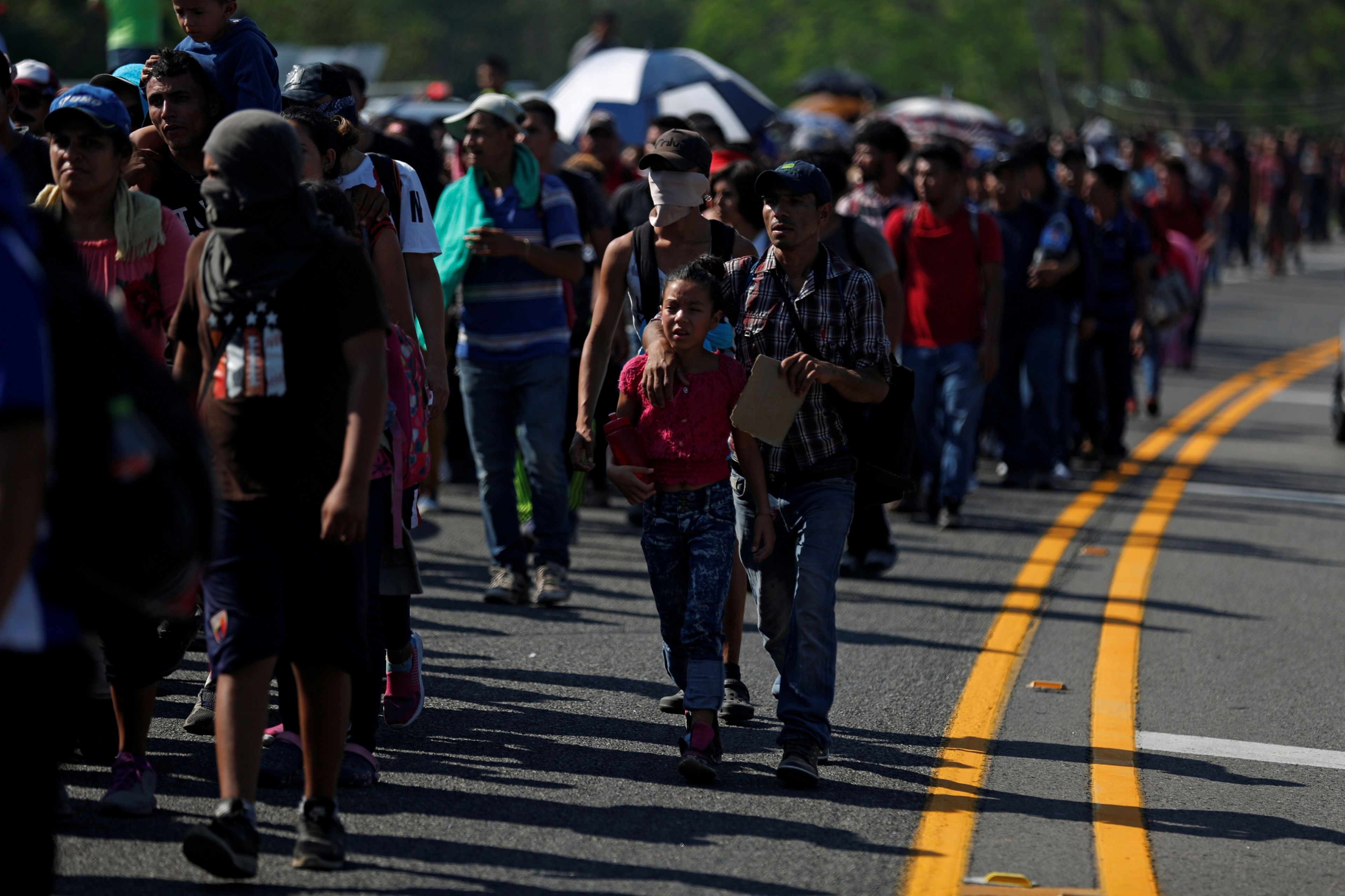 La caravana de emigrantes de Honduras camino a Estados Unidos a su paso por la autopista de Metapa en México