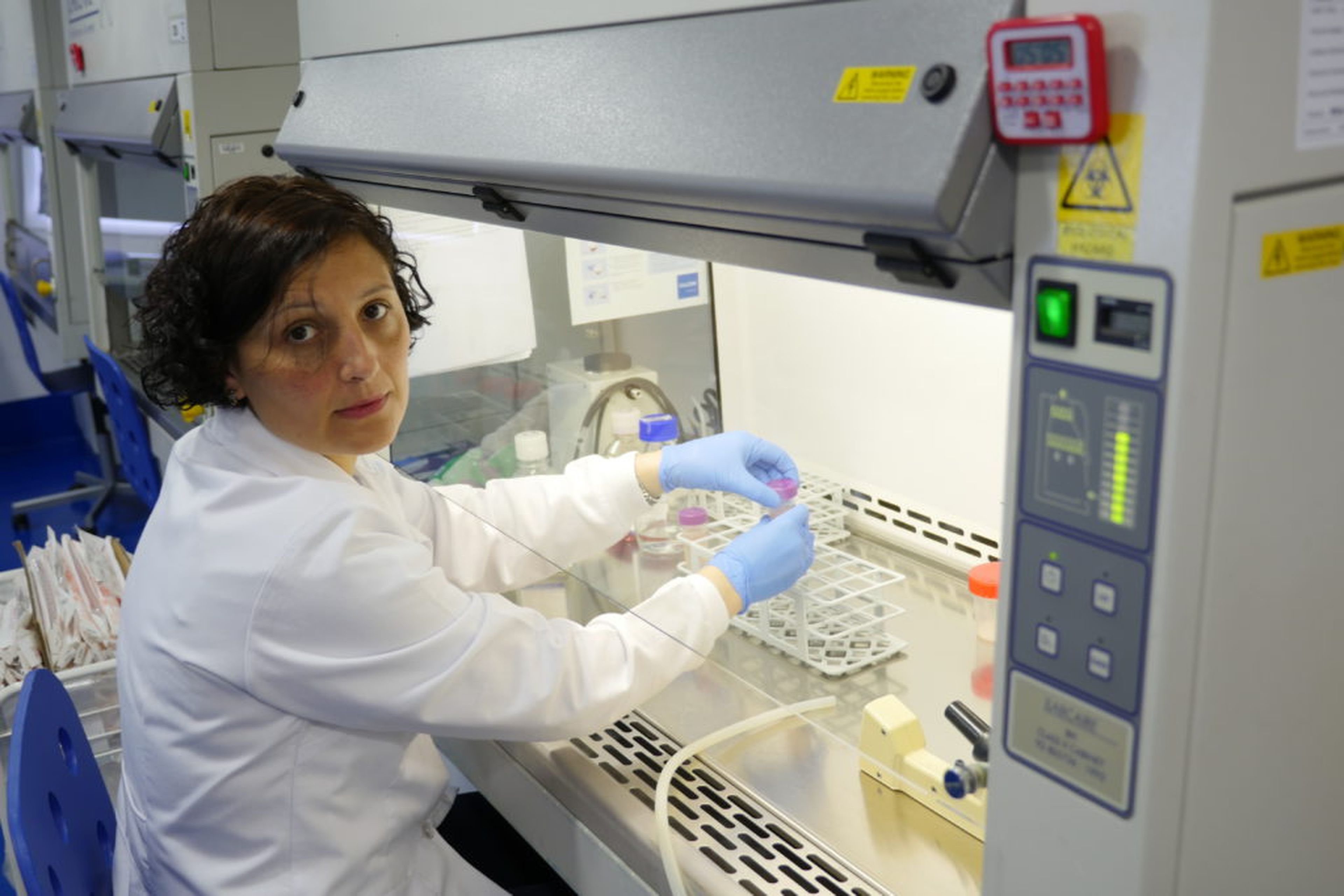 Una investigadora en el laboratorio de Centauri Biotech