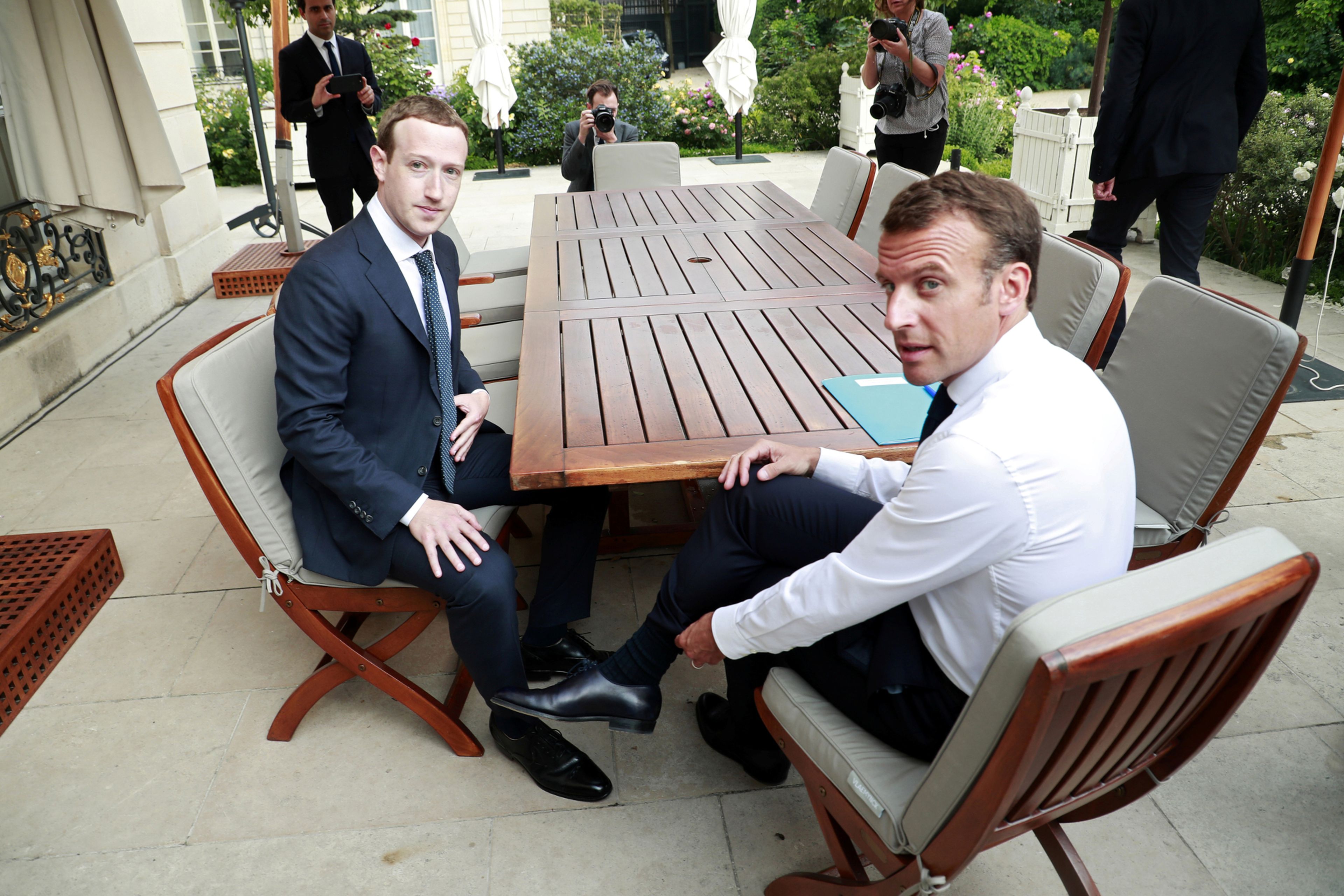 El CEO de Facebook, Mark Zuckerberg, y el presidente francés Emmanuel Macron