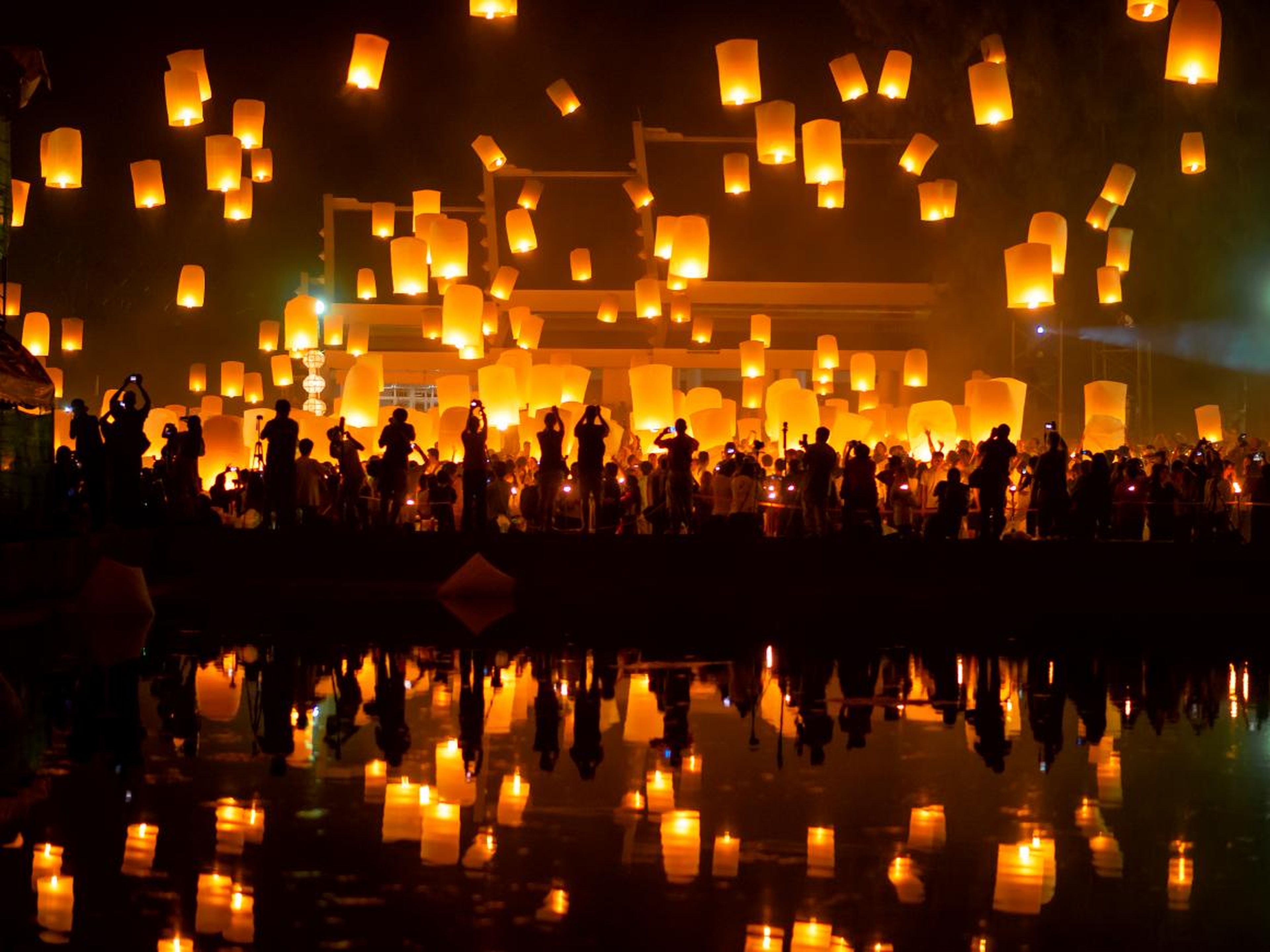 Linternas en el cielo en el festival Yee Peng en Chiang Mai, Tailandia.