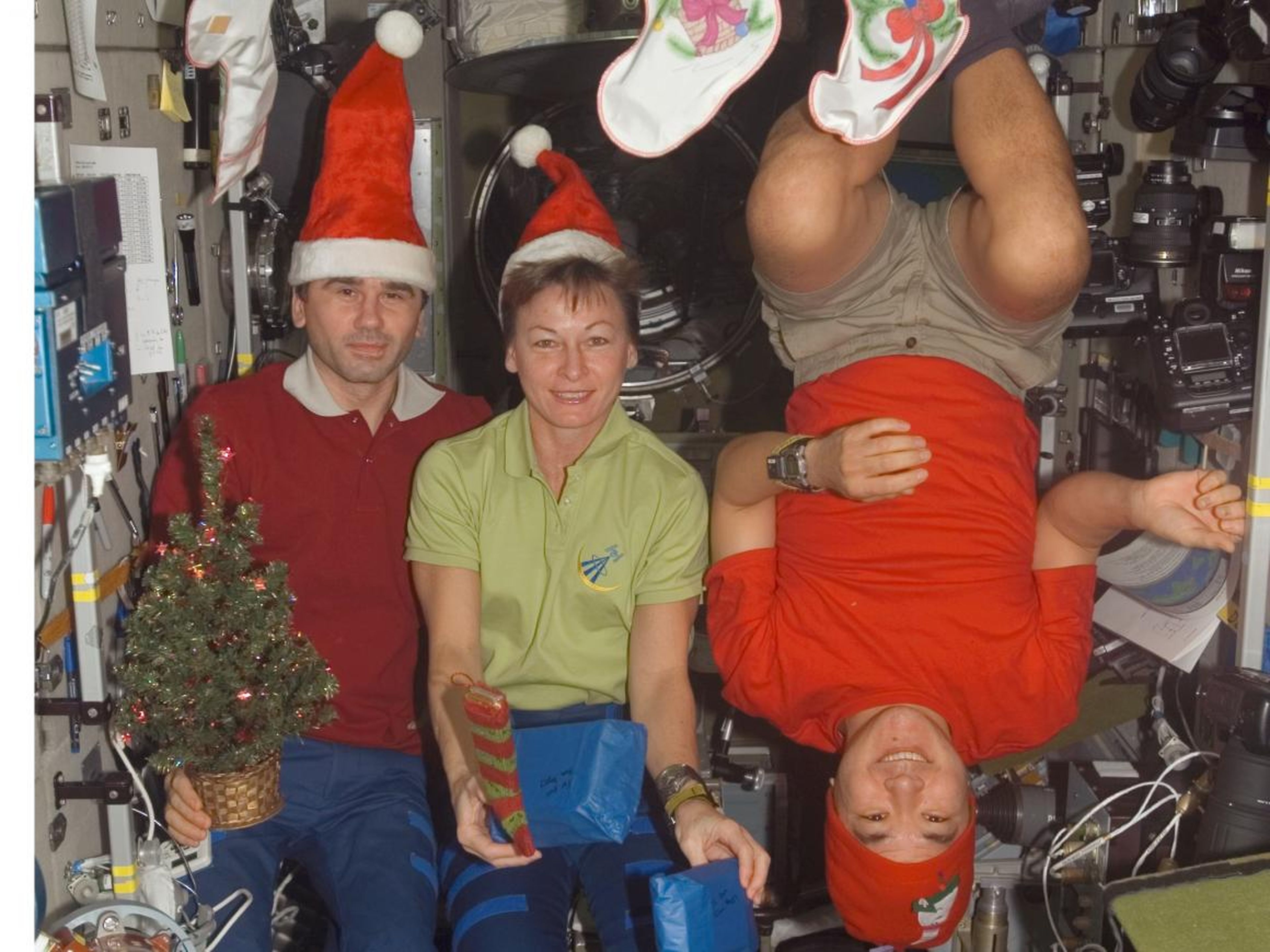 La Navidad en la Estación Espacial Internacional puede ser bastante divertida, especialmente en gravedad cero.