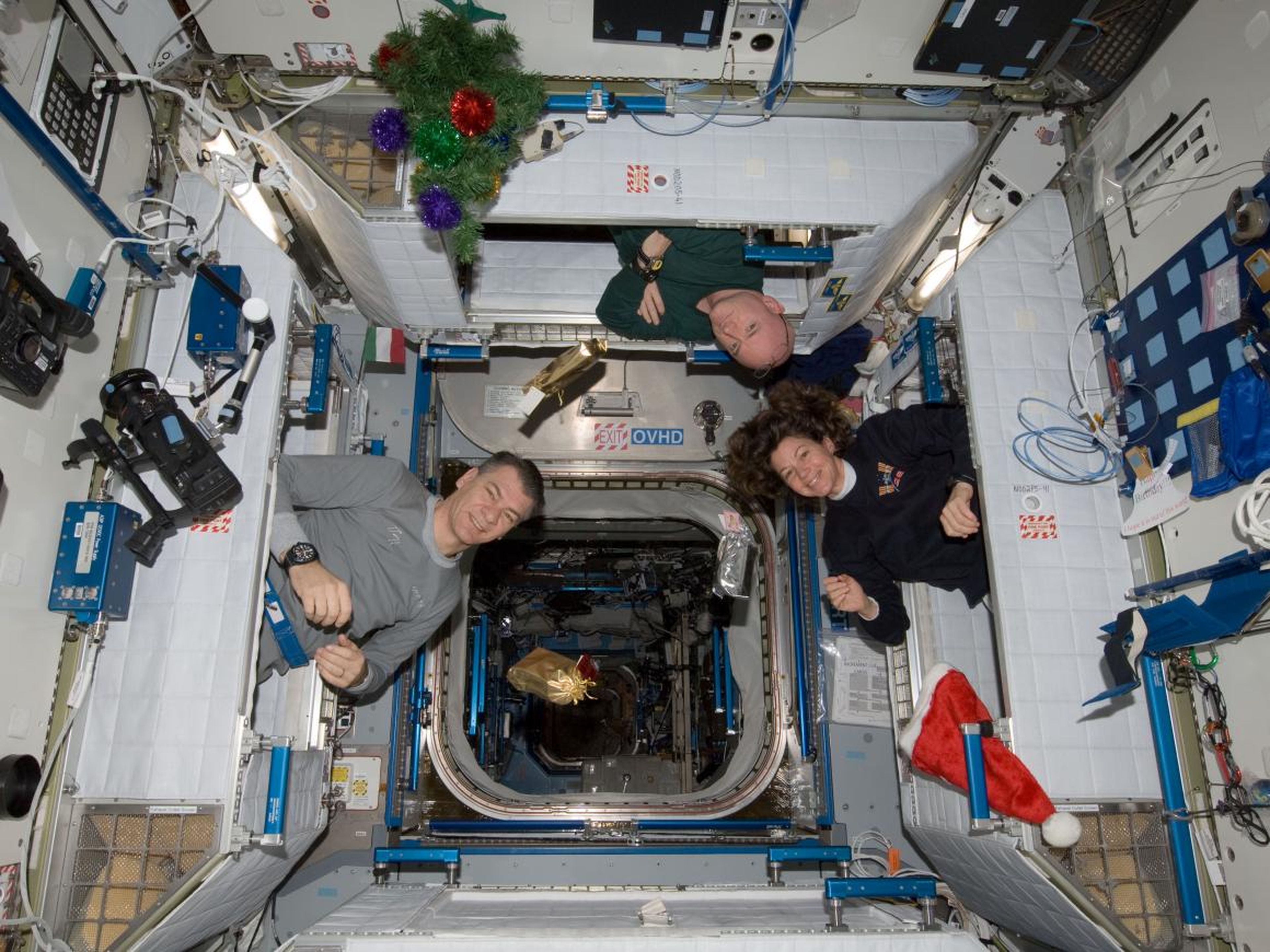 La mañana del día de Navidad de 2010 en la Estación Espacial Internacional. De izquierda a derecha: el astronauta de la Agencia Espacial Europea Paolo Nespoli, el astronauta de la NASA Scott Kelly, y la astronauta de la NASA Cady Coleman.