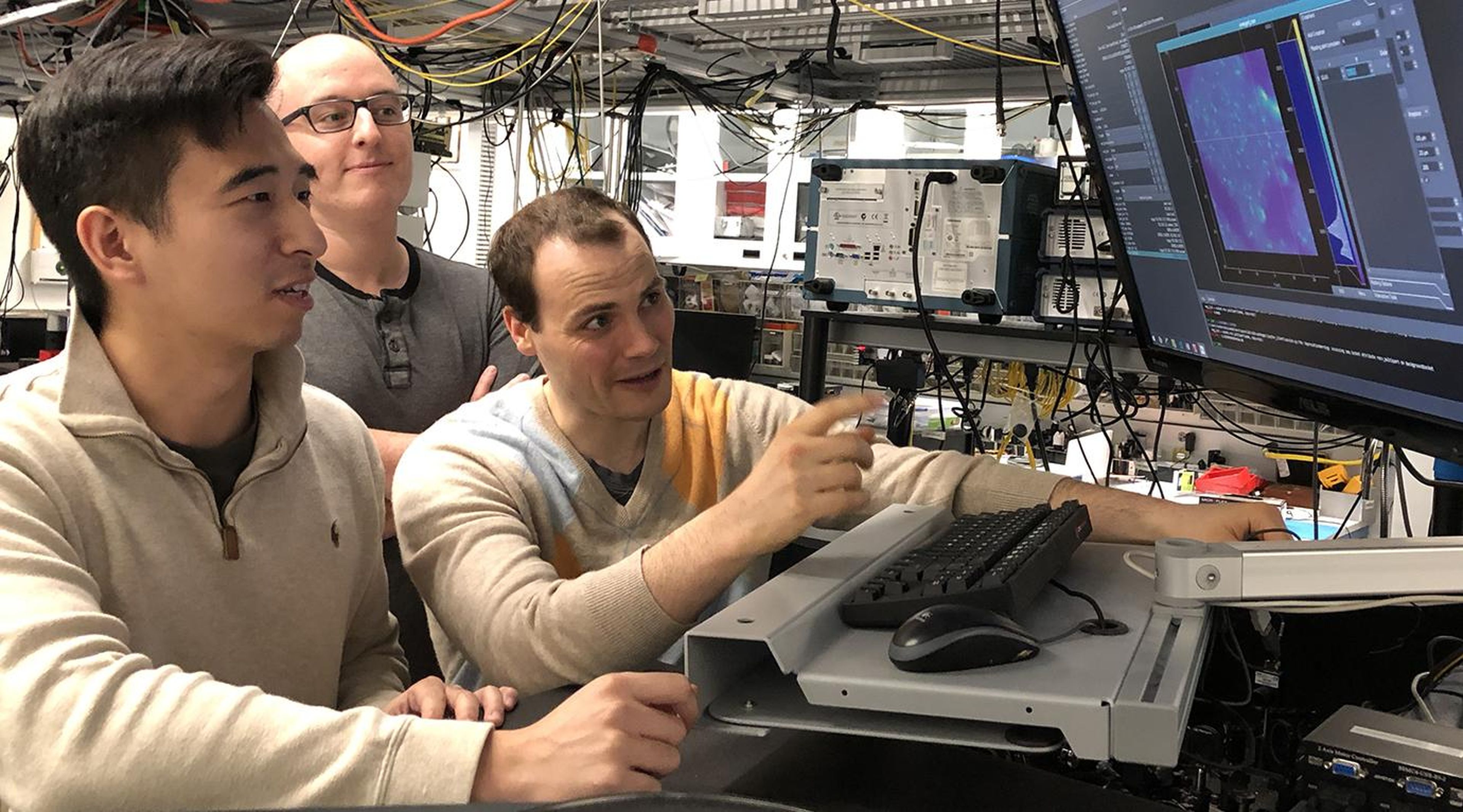 Kevin Miao, Chris Anderson y Alexandre Bourassa, investigadores de la Escuela Pritzker de Ingeniería Molecular.