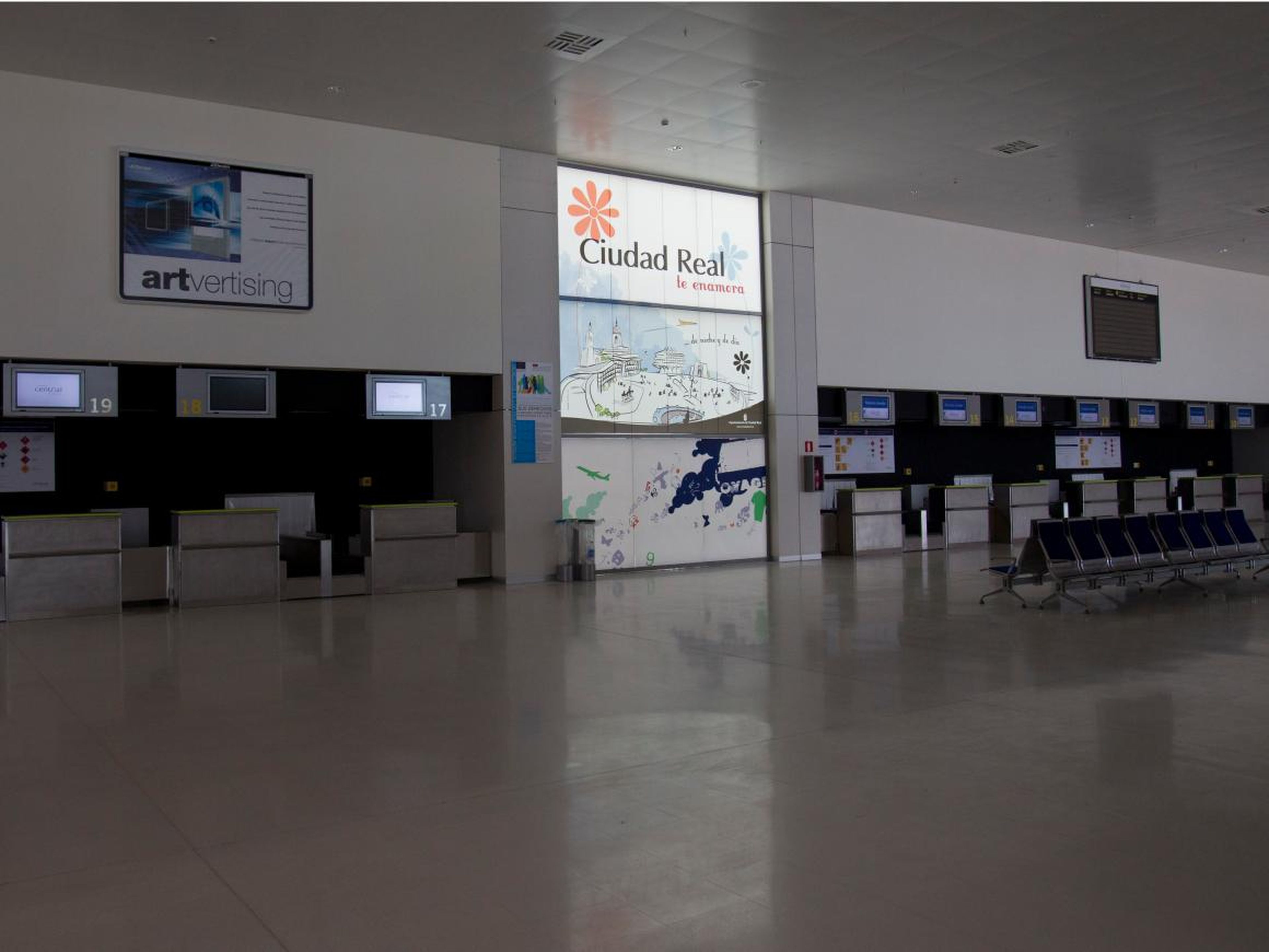 Mostradores de facturación vacíos en el Aeropuerto Central de Ciudad Real en España.