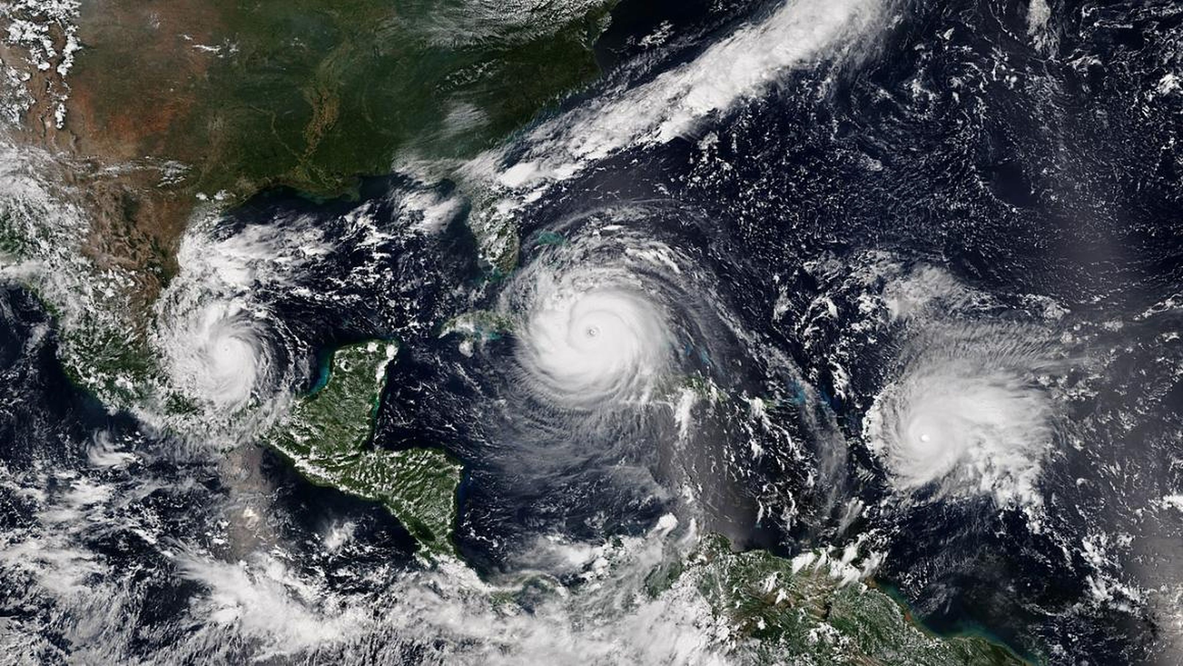 Una imagen satelital del 8 de septiembre de 2017 de tres huracanes simultáneos: Katia (izquierda), Irma (centro) y José (derecha).