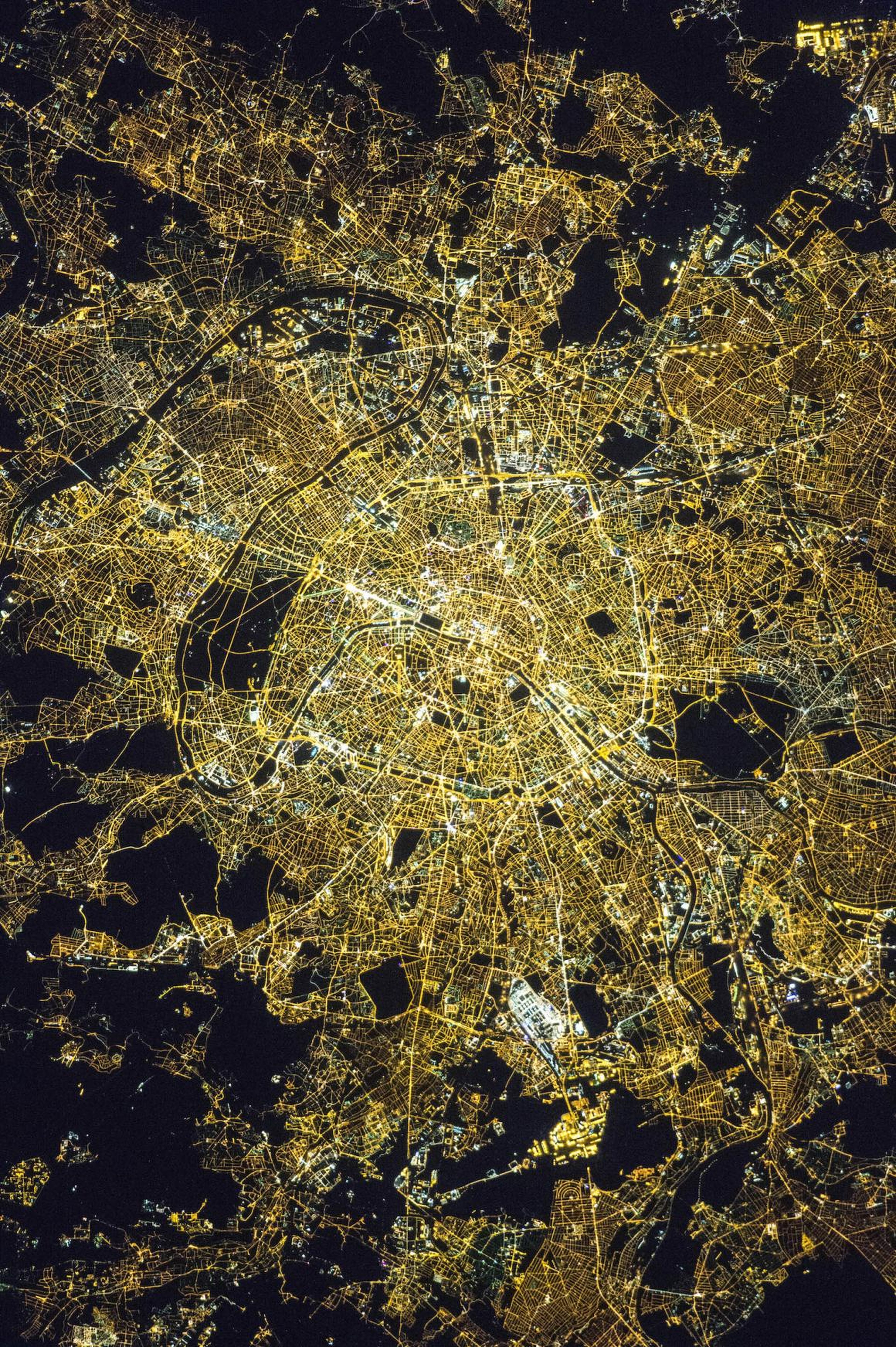 Alrededor de la medianoche, hora local del 8 de abril de 2015, los astronautas a bordo de la Estación Espacial Internacional tomaron esta fotografía de París.