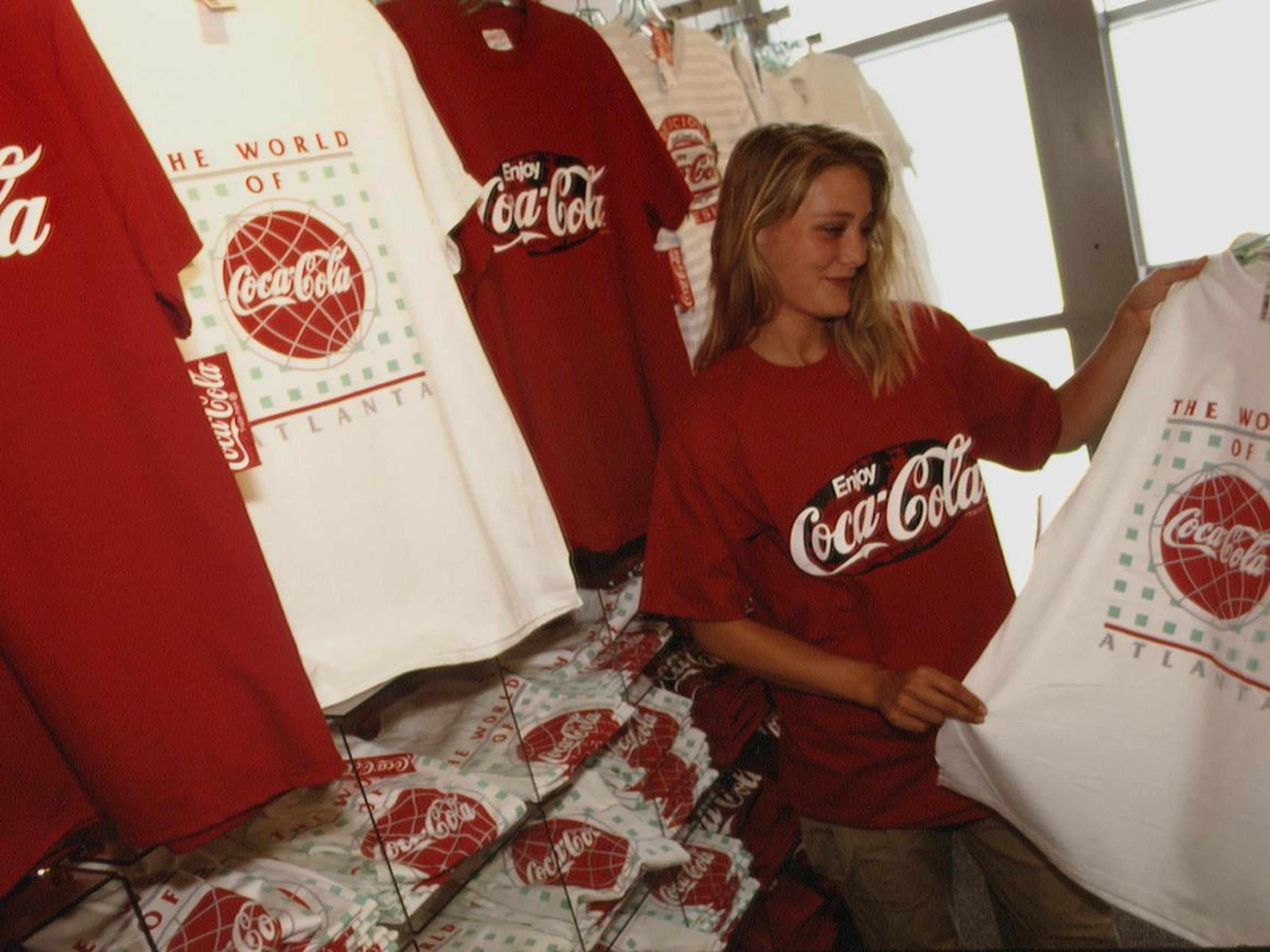 Una mujer compra ropa de Coca-Cola.