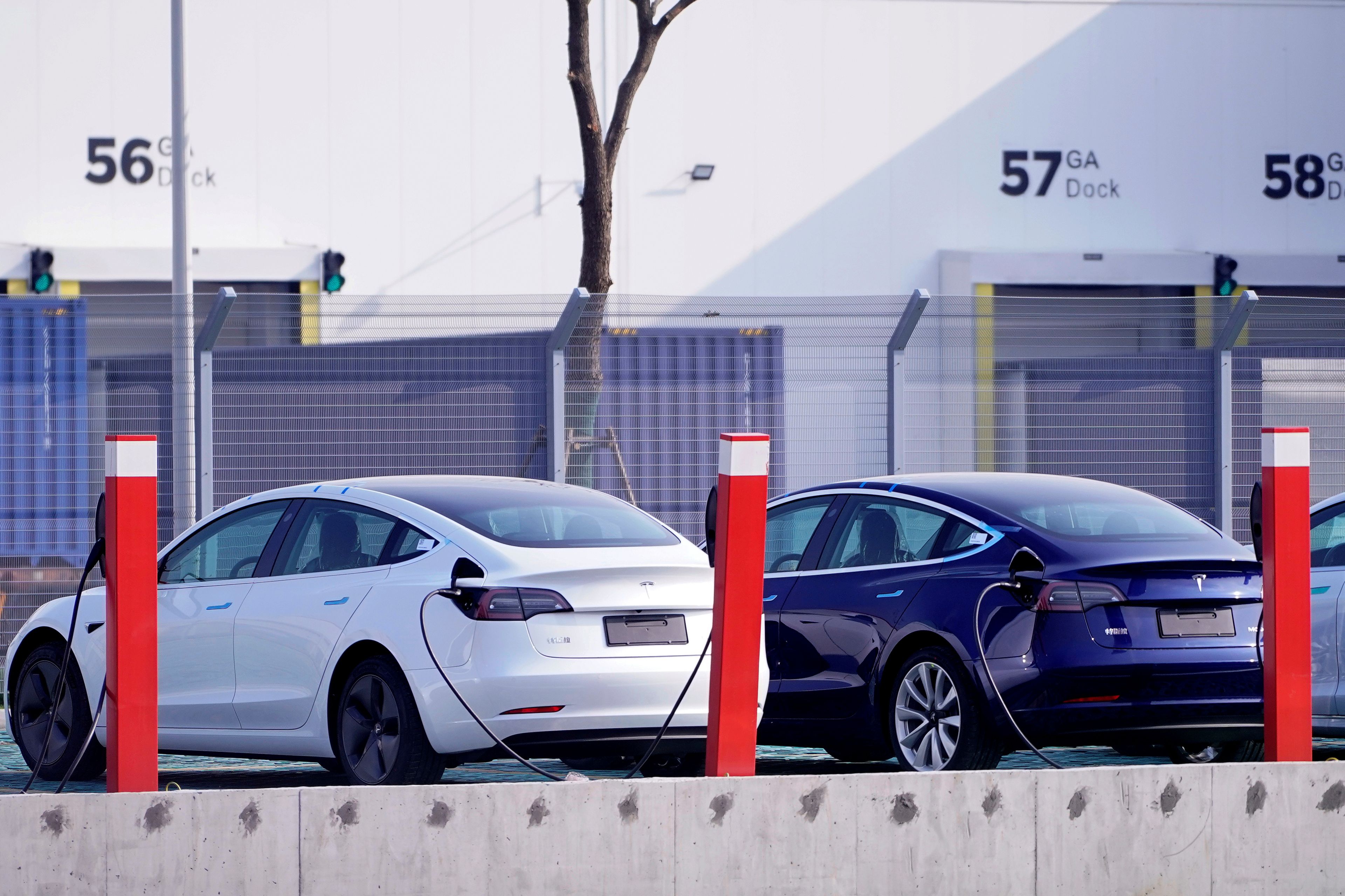 Coches eléctricos Tesla Model 3 cargándose en China.