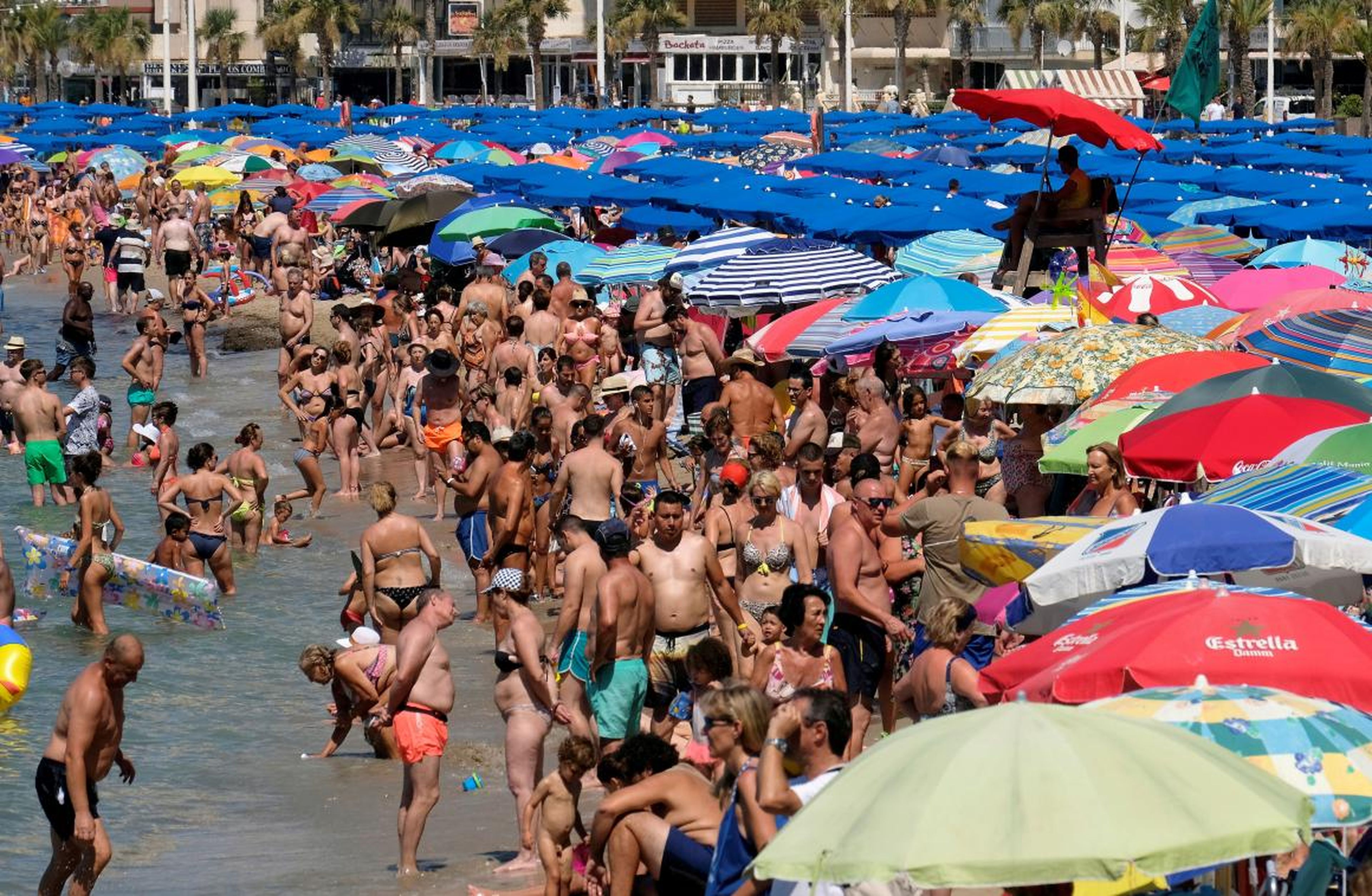 Las playas llenas de gente en España son algo común.