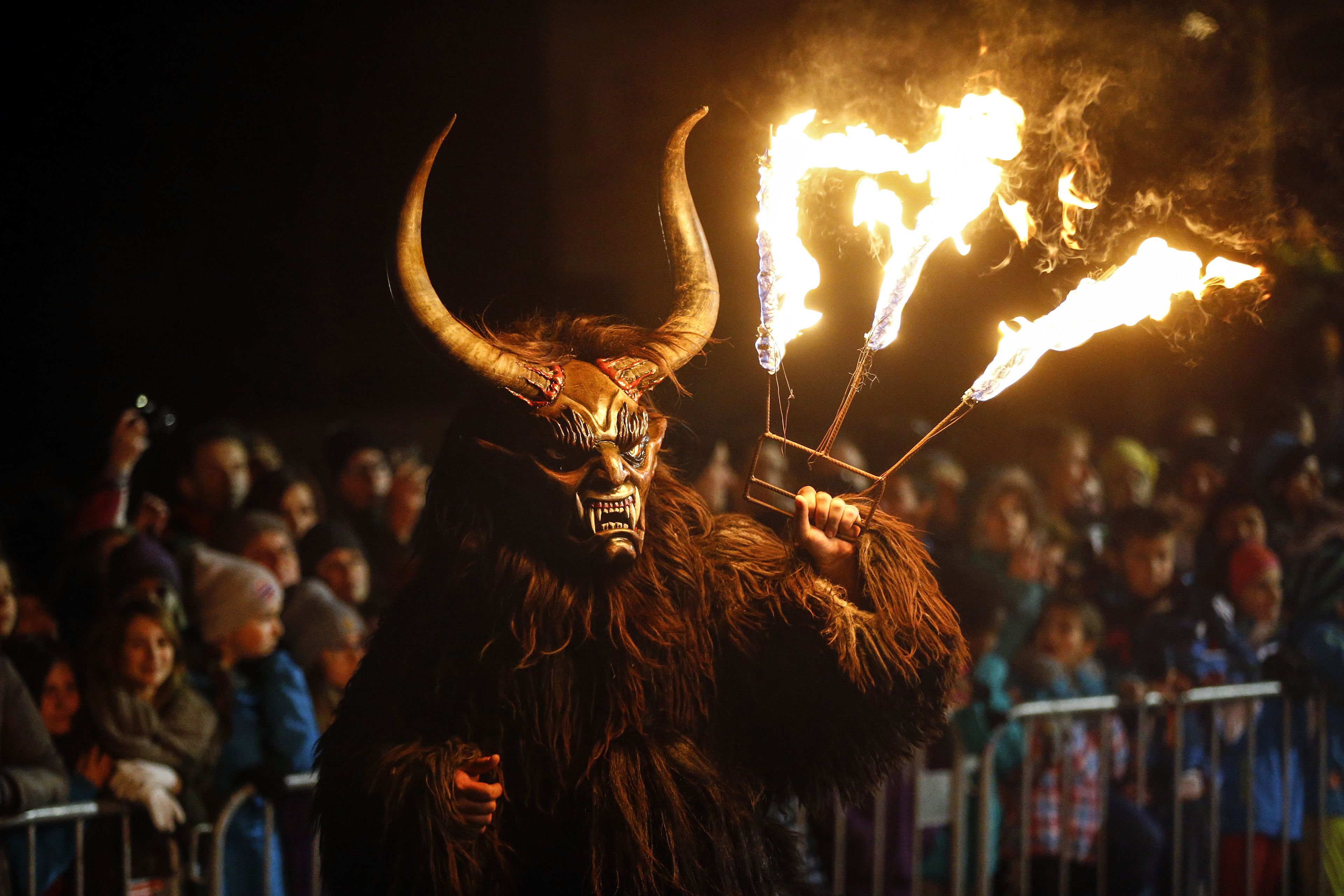 Un hombre disfrazado durante el festival de Perchten (Krampus) en el pueblo de Huben, al oeste de Austria.