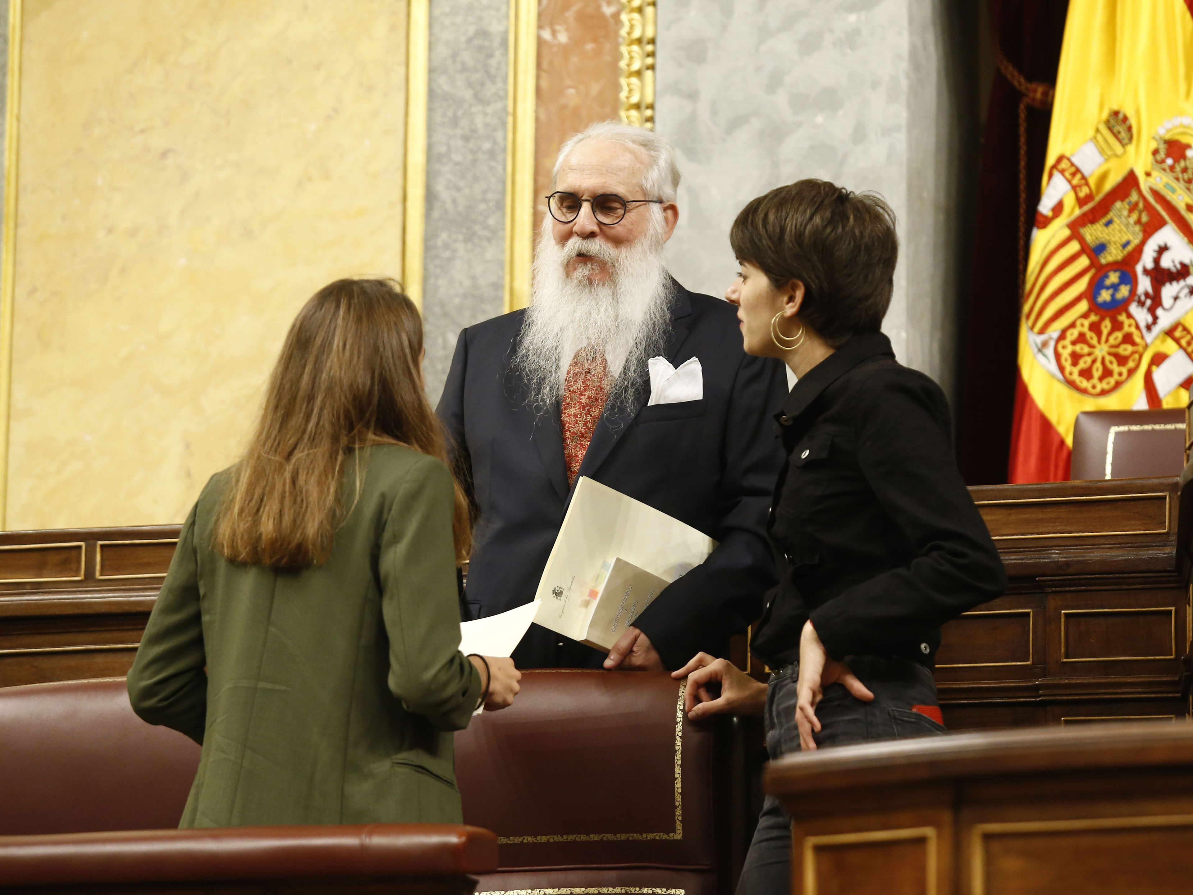 Las diputadas más jóvenes, Lucía Muñoz (UP, izq.) y Marta Rosique (ERC, der.) acompañan al diputado más viejo, Agustín Zamarrón (PSOE).