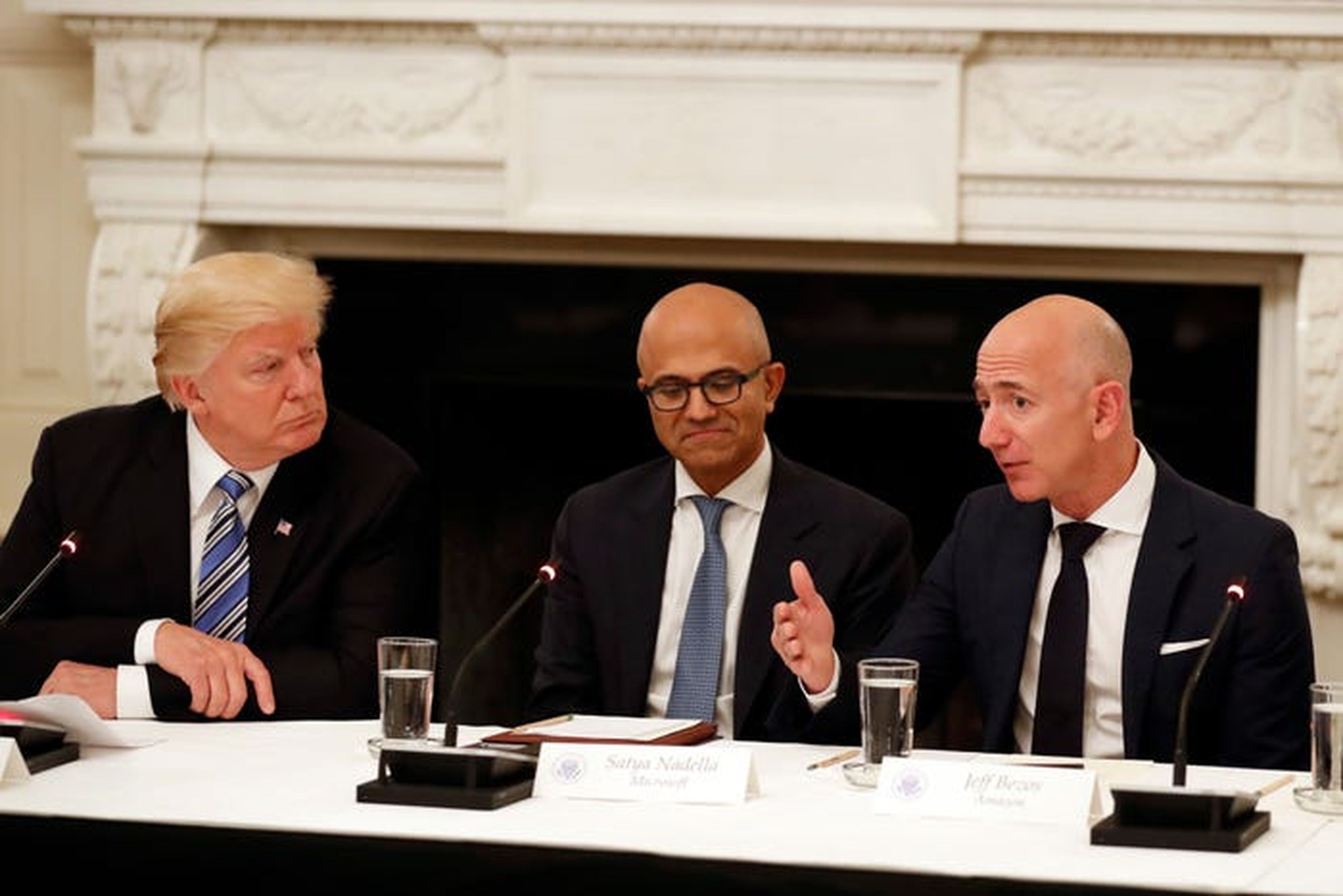 El presidente Donald Trump; el CEO de Microsoft, Satya Nadella; y el CEO de Amazon, Jeff Bezos.