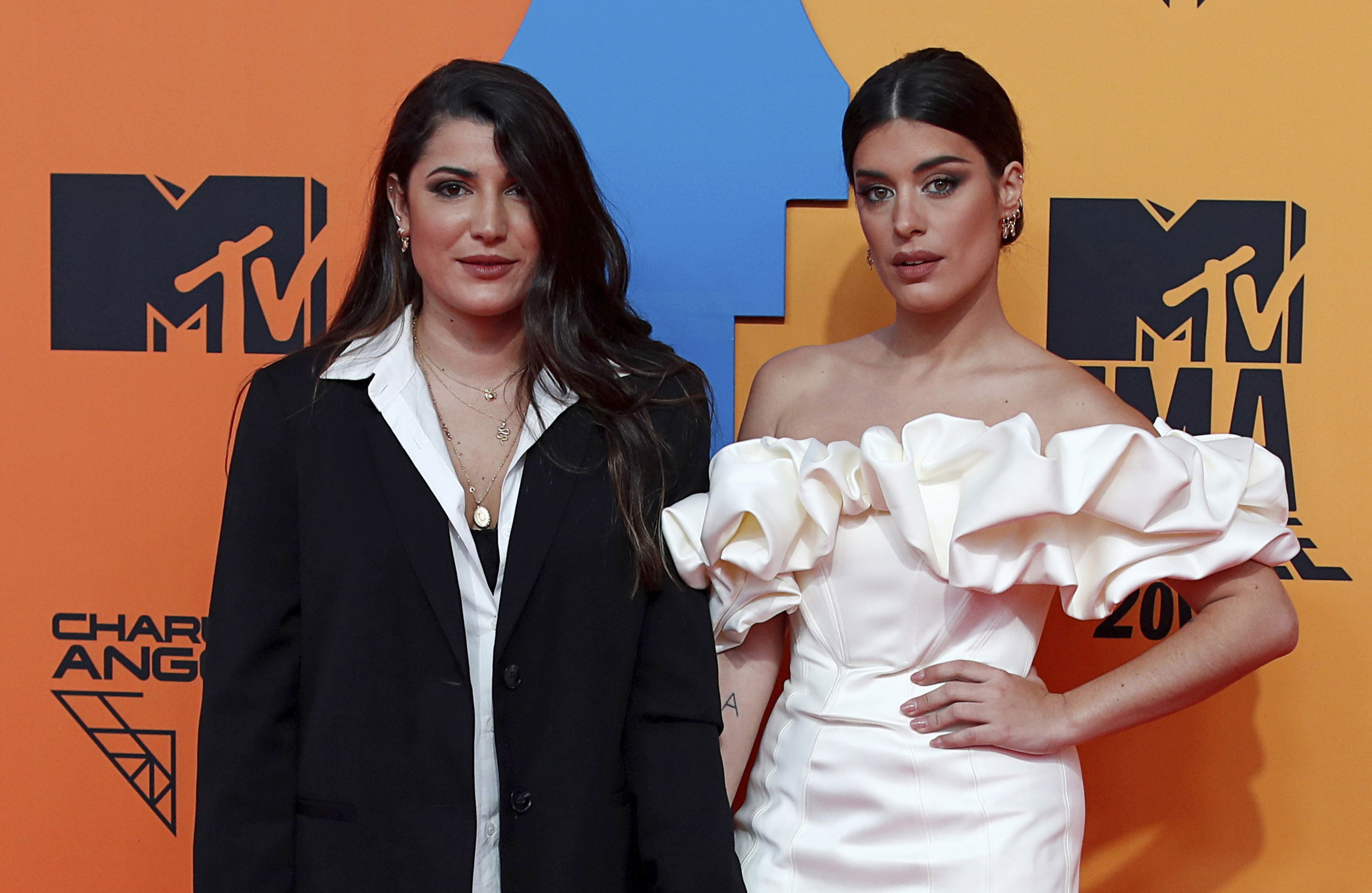 Dulceida y su pareja Alba Paul, dos de las influencers más famosas de España posando en la alfombra roja de los MTV Europe Music Awards 2019