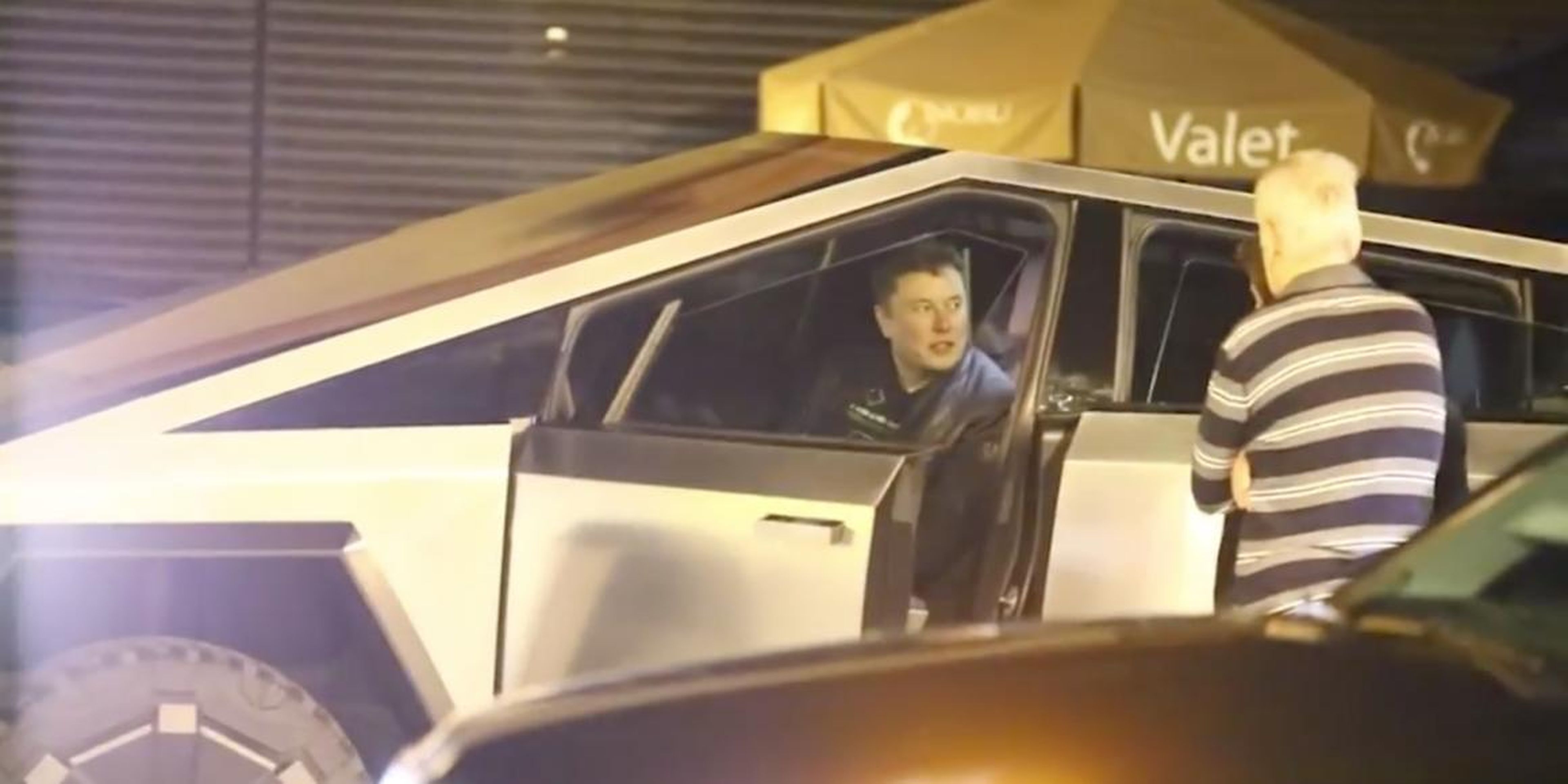 Elon Musk, flanqueado por lo que parecen ser guardias de seguridad privada, en un vídeo publicado por TMZ a las puertas de Nobu, un restaurante de sushi en Malibú.