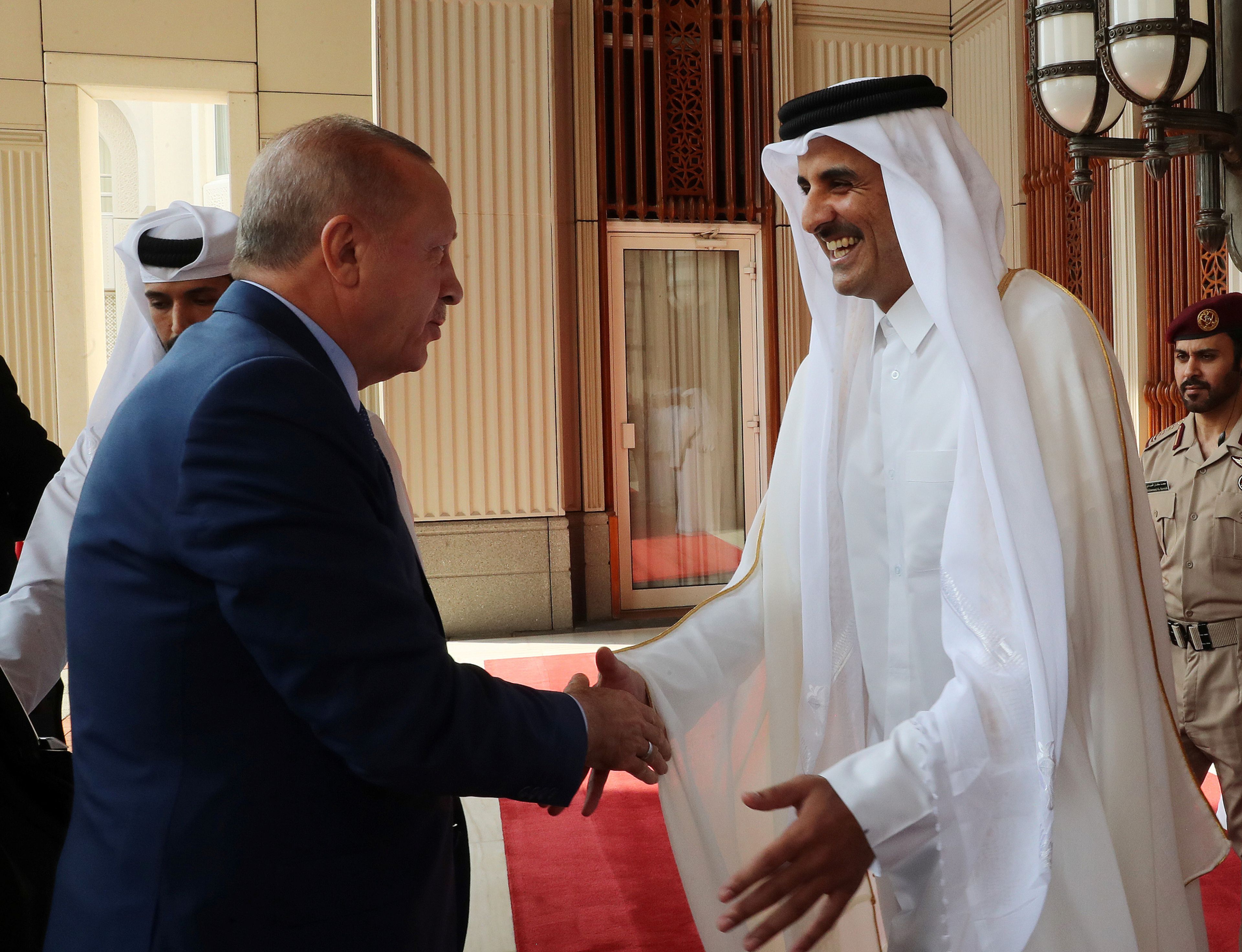 El emir de Qatar, Tamin ben Hamad al Thani, con el presidente turco Recep Tayyip Erdogan¨