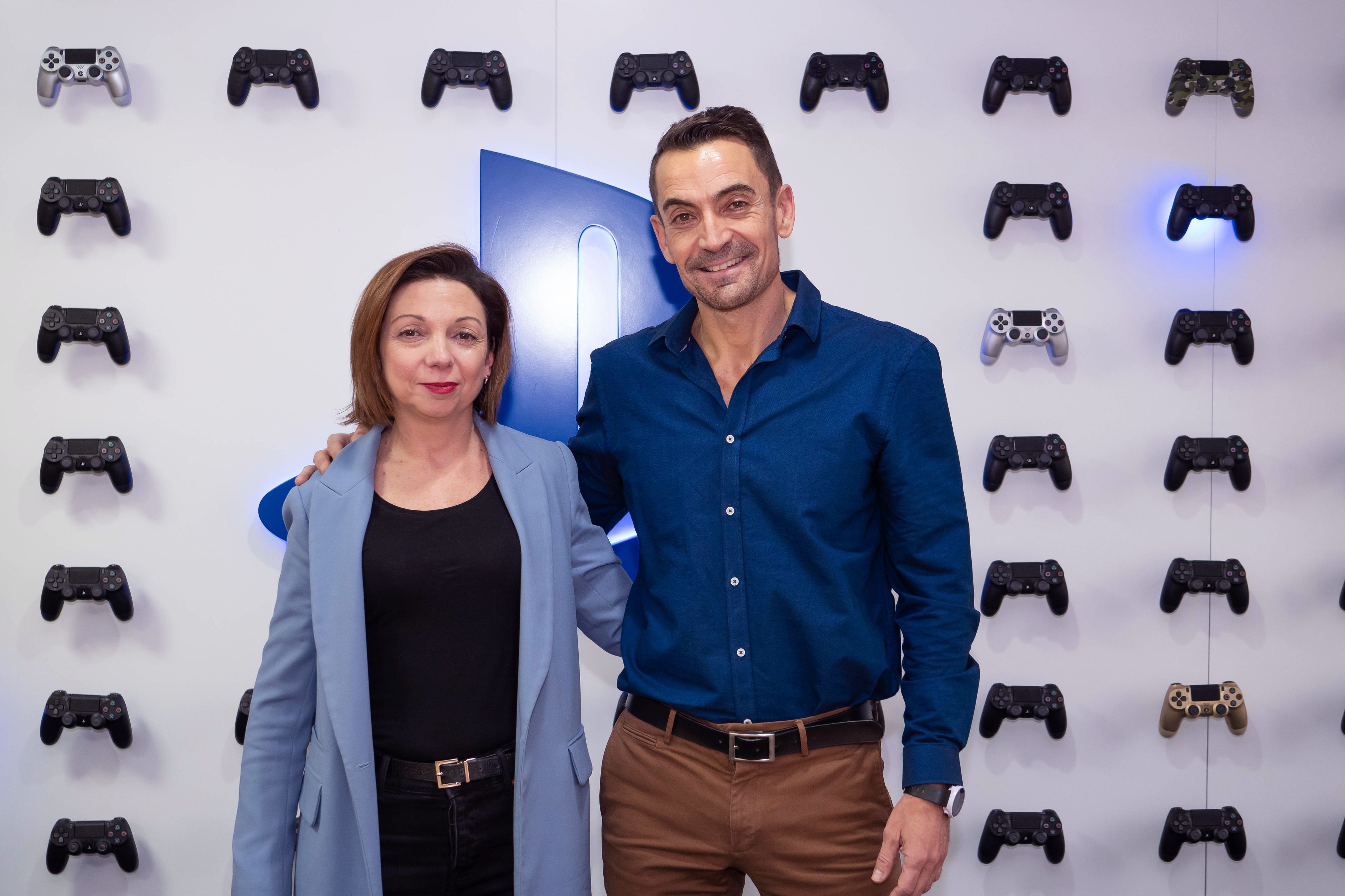Liliana Laporte, directora general de Sony Interactive Entertainment (SIE) Iberia, junto a Manuel del Campo, CEO de Axel Springer España.